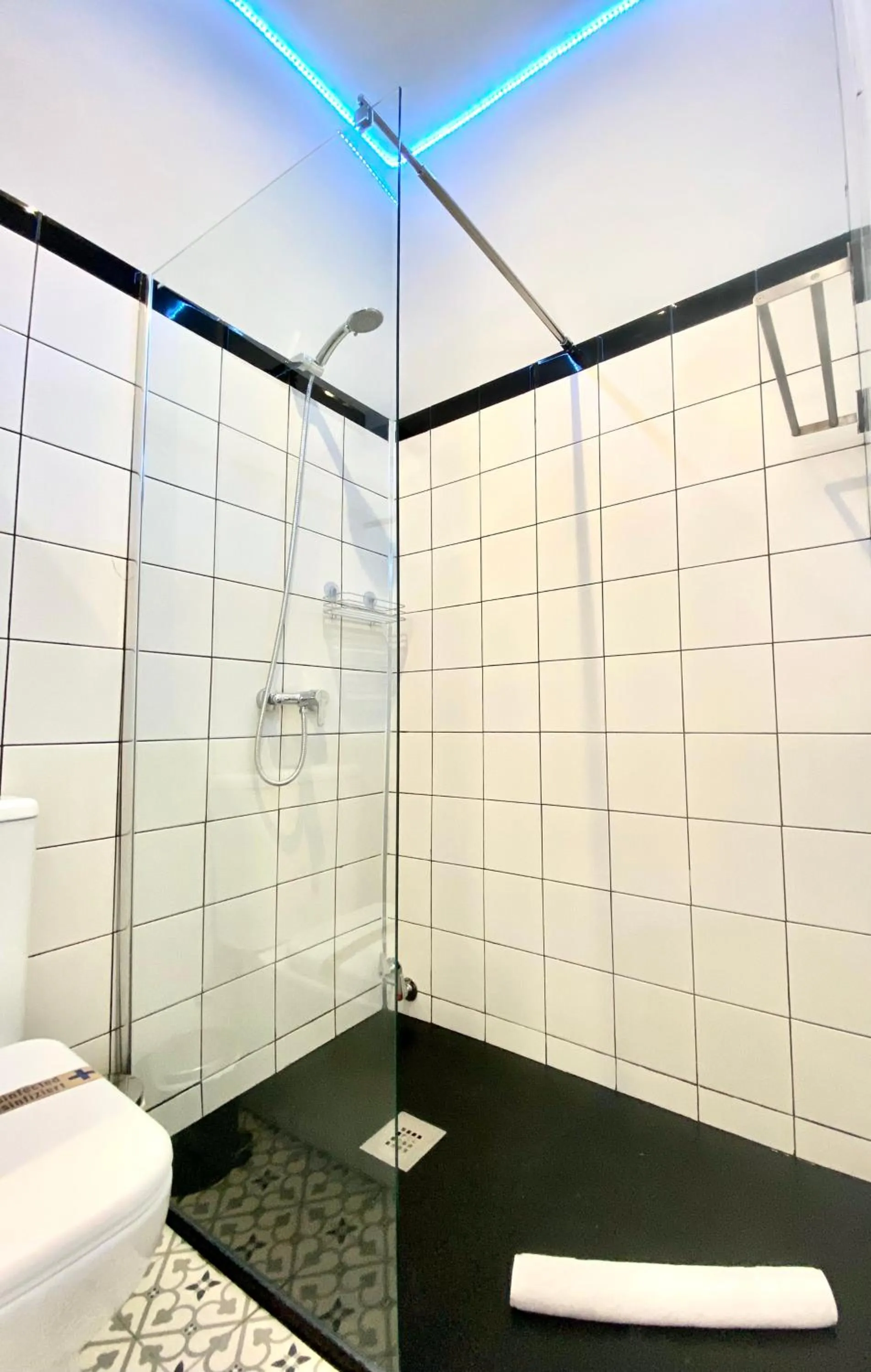 Shower in Montera Center Madrid