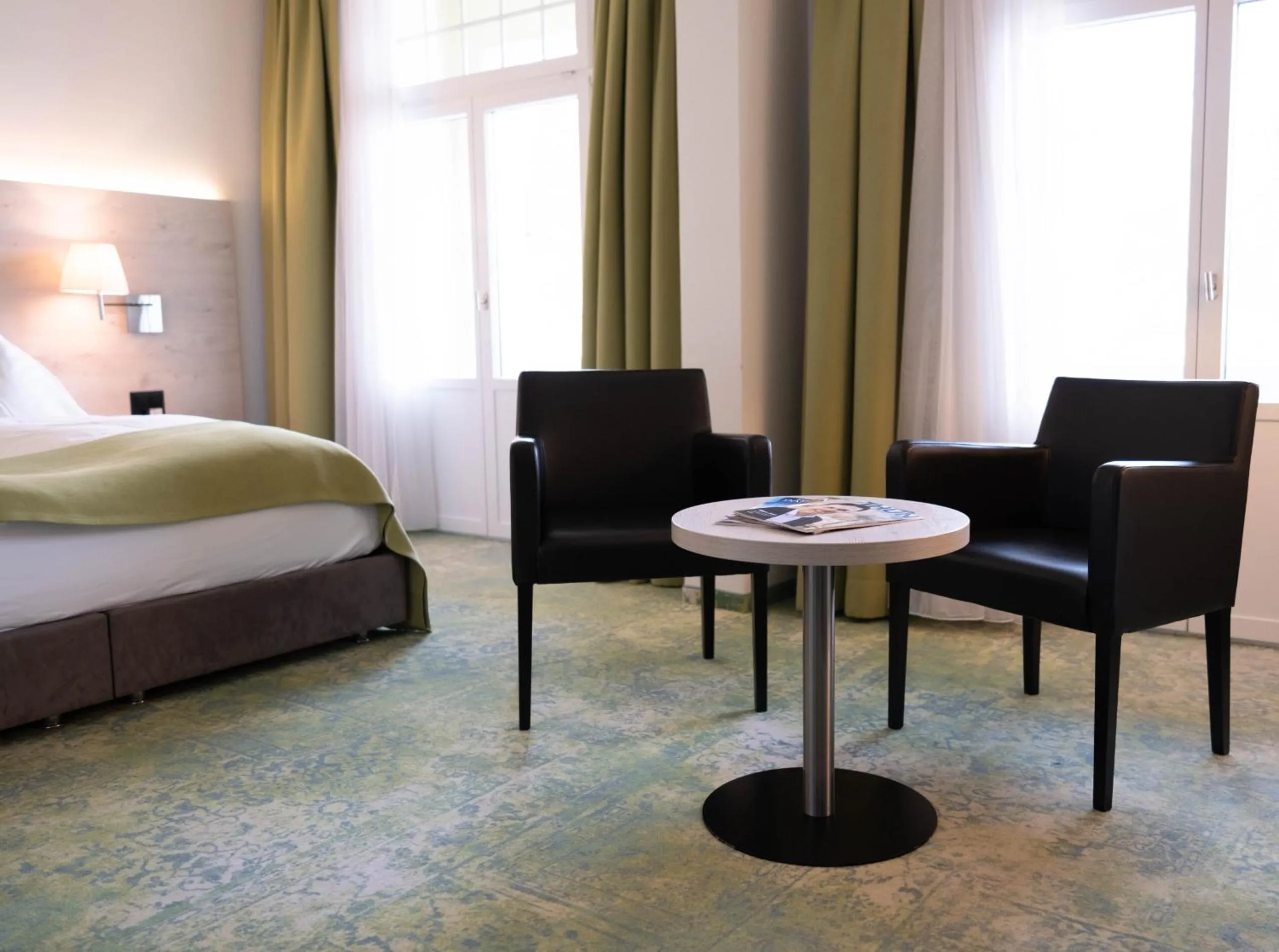 Seating area, Bed in Hotel Restaurant Bellevue au Lac