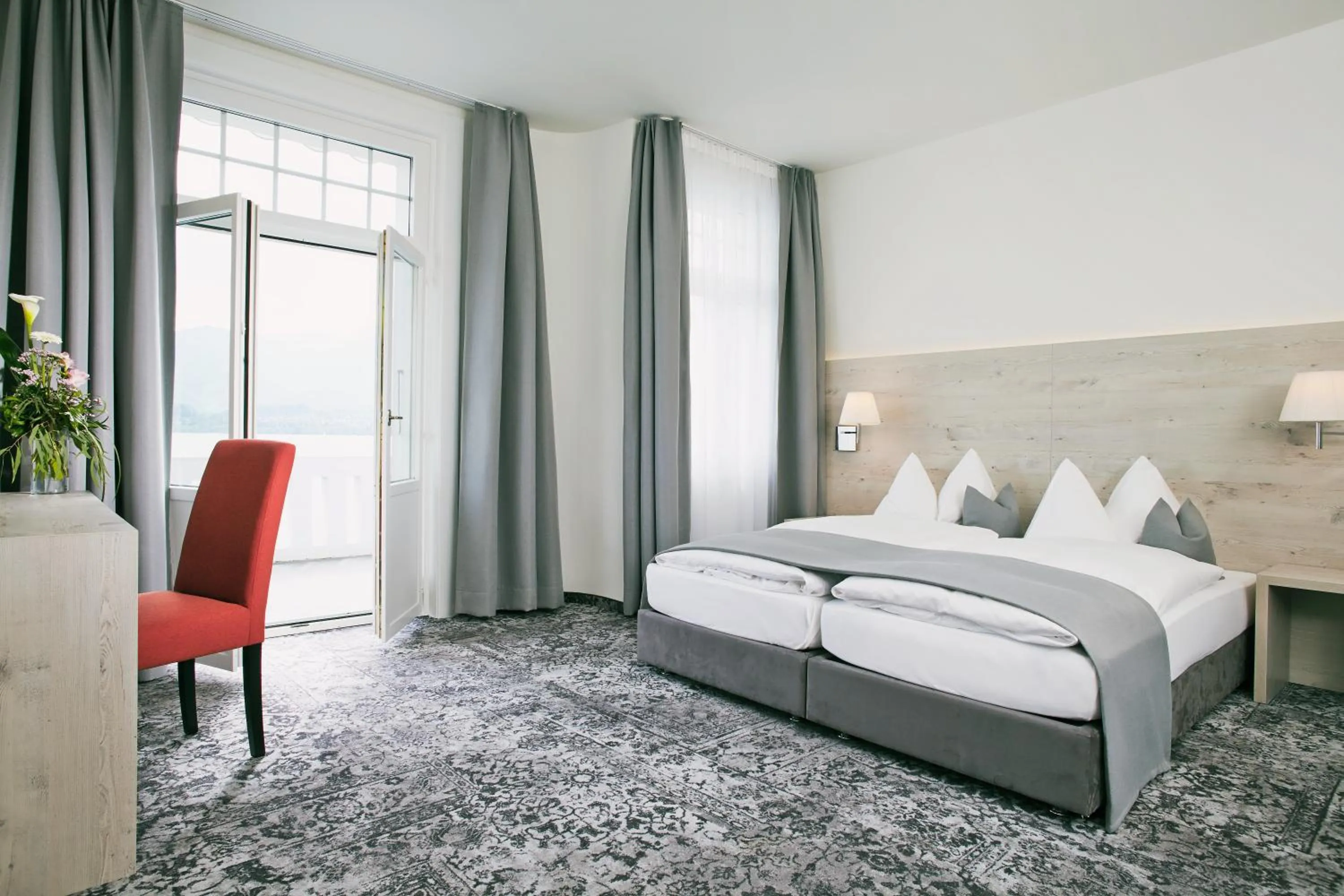 Photo of the whole room, Bed in Hotel Restaurant Bellevue au Lac