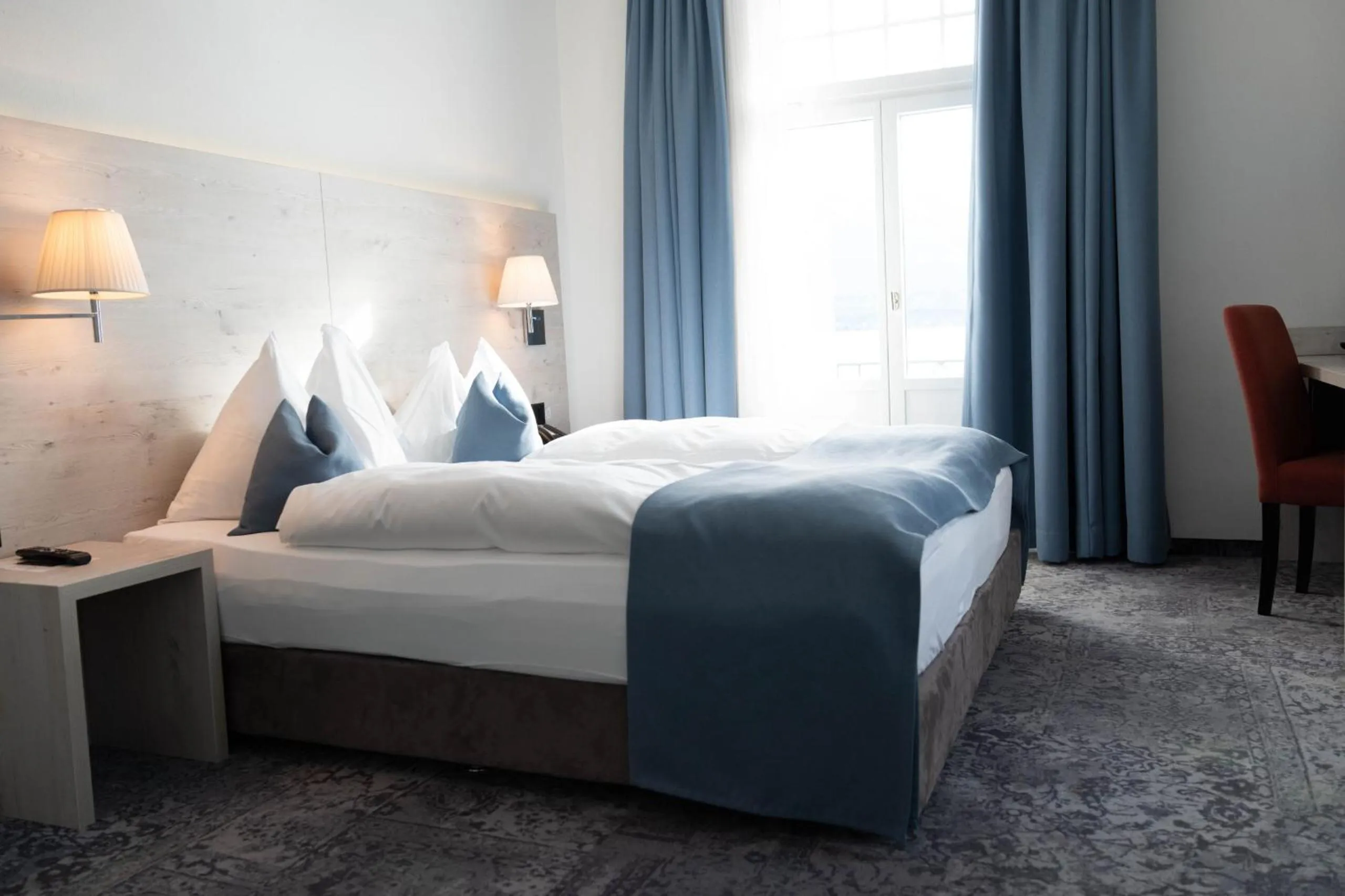 Photo of the whole room, Bed in Hotel Restaurant Bellevue au Lac