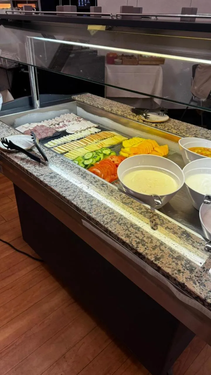 Breakfast in Hotel Restaurant Bellevue au Lac