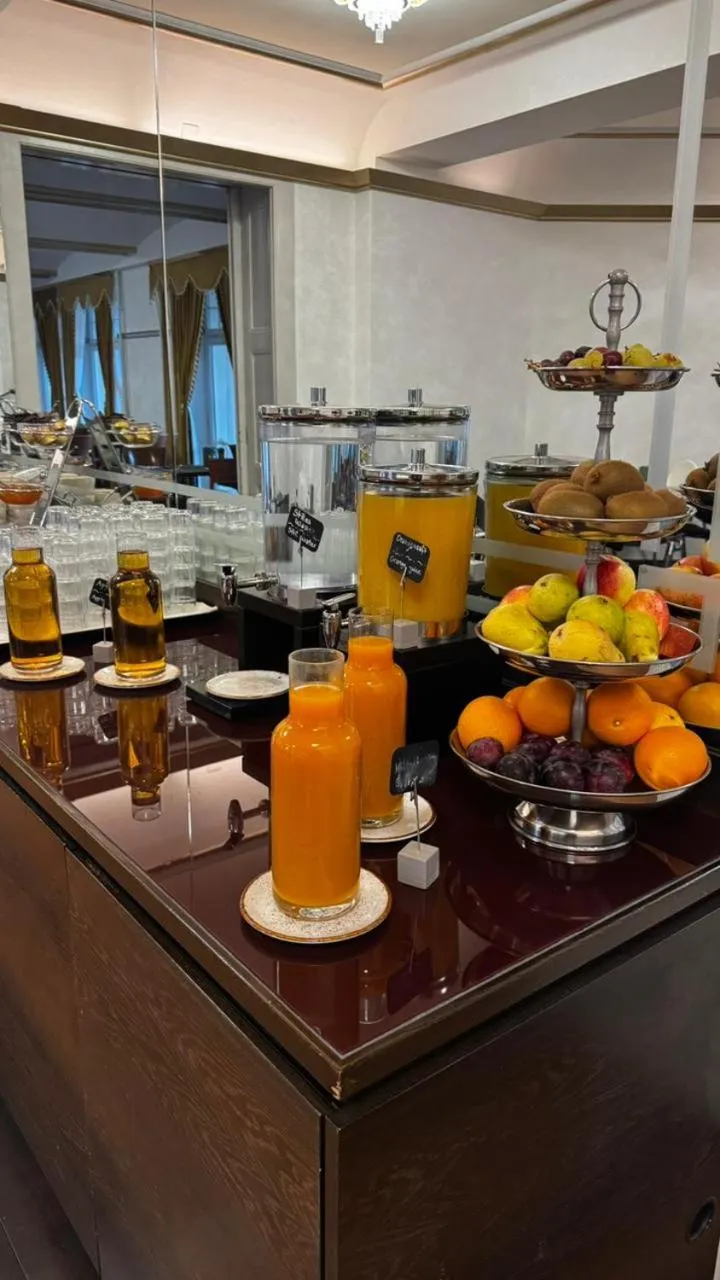 Breakfast in Hotel Restaurant Bellevue au Lac