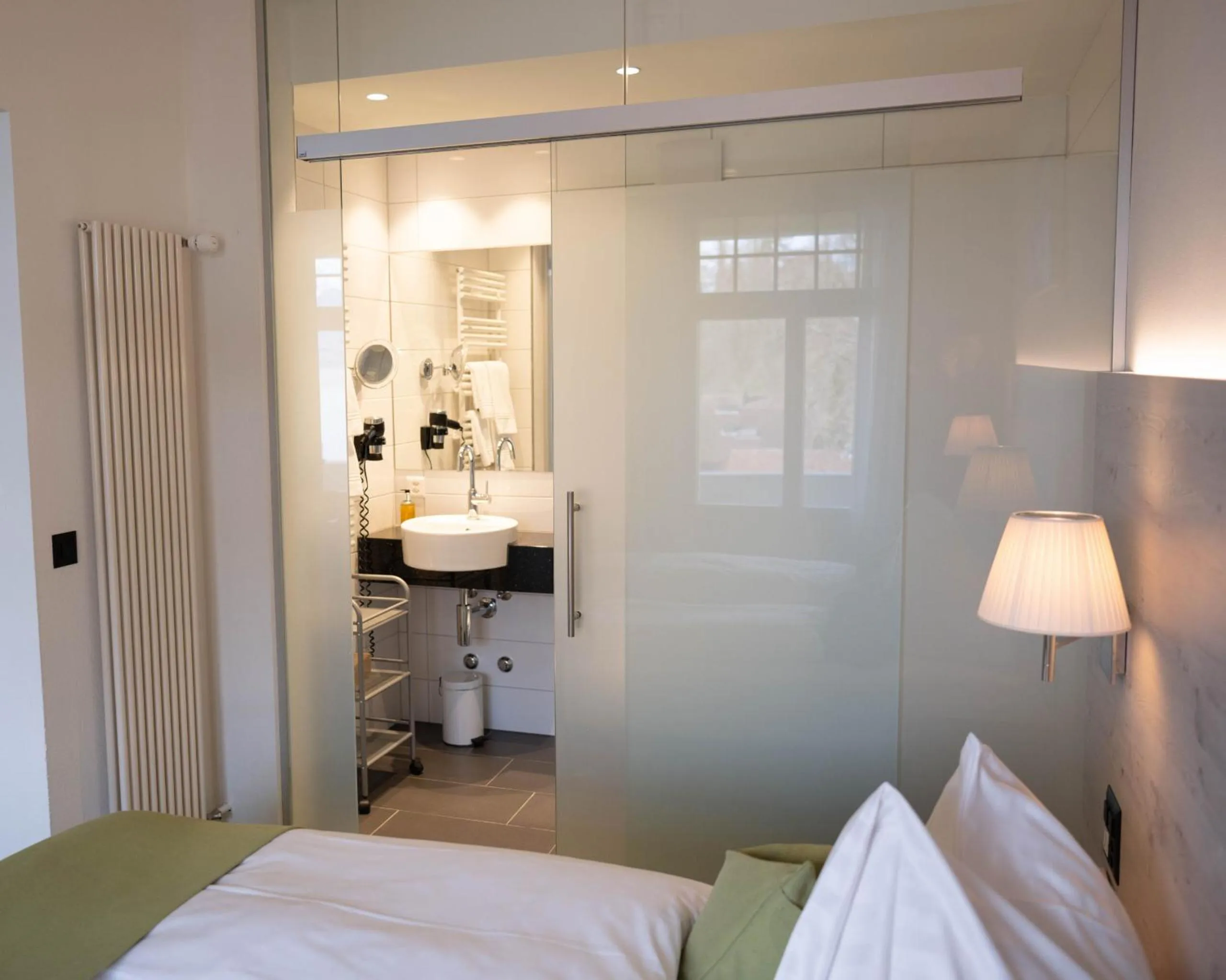 Photo of the whole room, Bed in Hotel Restaurant Bellevue au Lac