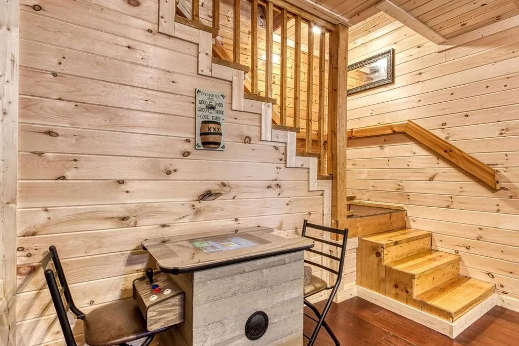 Livin' Lodge, Hot Tub, WIFI, 560 FREE tickets each paid day, Pool Table, WIFI!