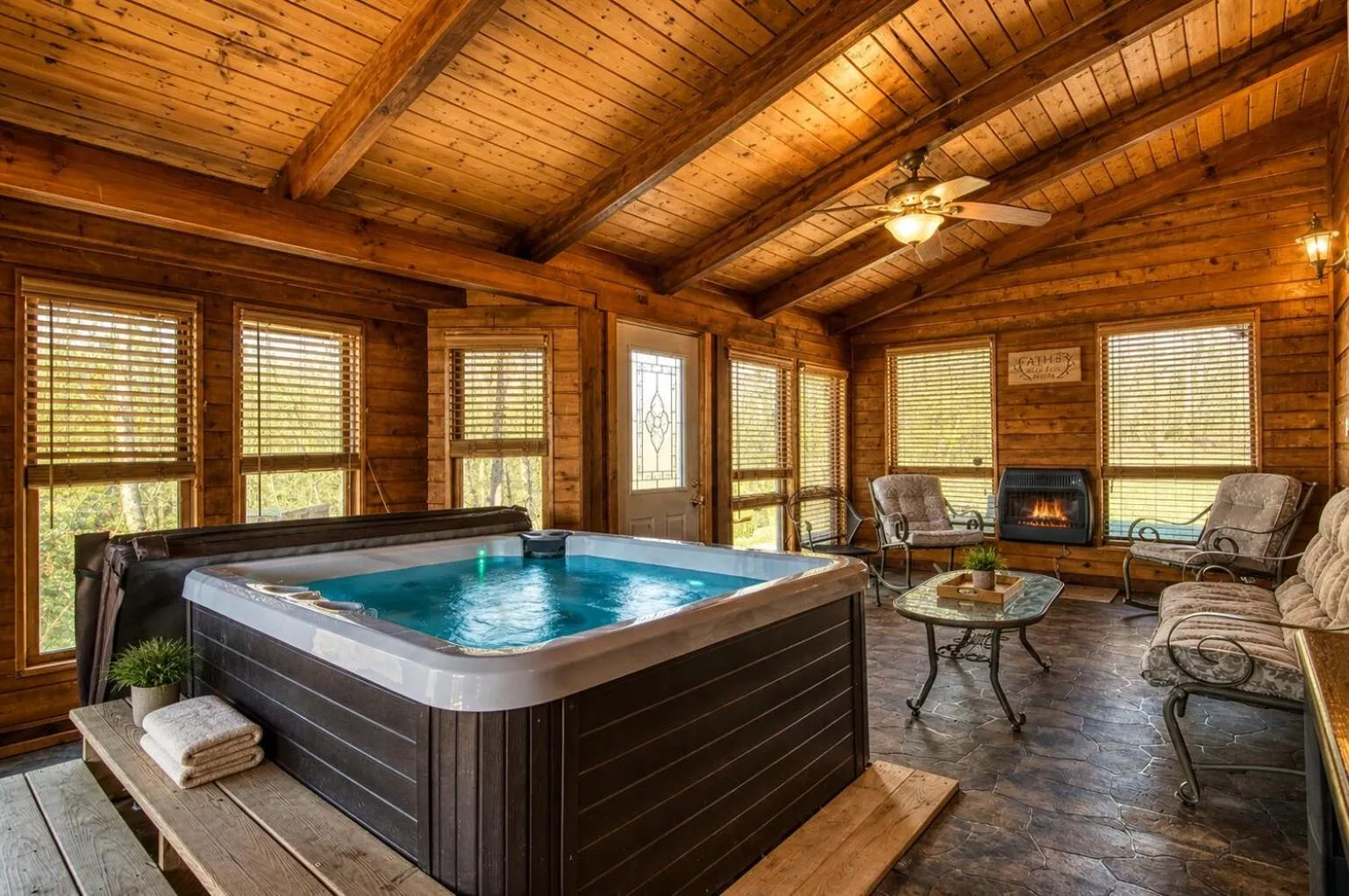 Livin' Lodge, Hot Tub, WIFI, 560 FREE tickets each paid day, Pool Table, WIFI!