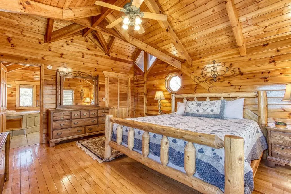 Bed in Livin' Lodge, Hot Tub, WIFI, 560 FREE tickets each paid day, Pool Table, WIFI!