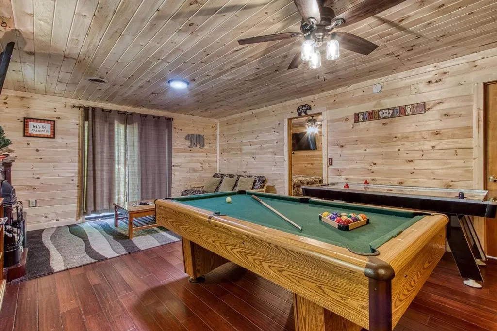 Livin' Lodge, Hot Tub, WIFI, 560 FREE tickets each paid day, Pool Table, WIFI!