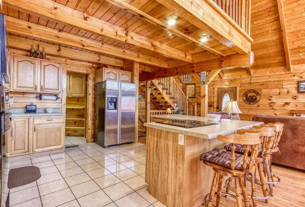 Livin' Lodge, Hot Tub, WIFI, 560 FREE tickets each paid day, Pool Table, WIFI! Livin' Lodge, Hot Tub, WIFI, 560 FREE tickets each paid day, Pool Table, WIFI!