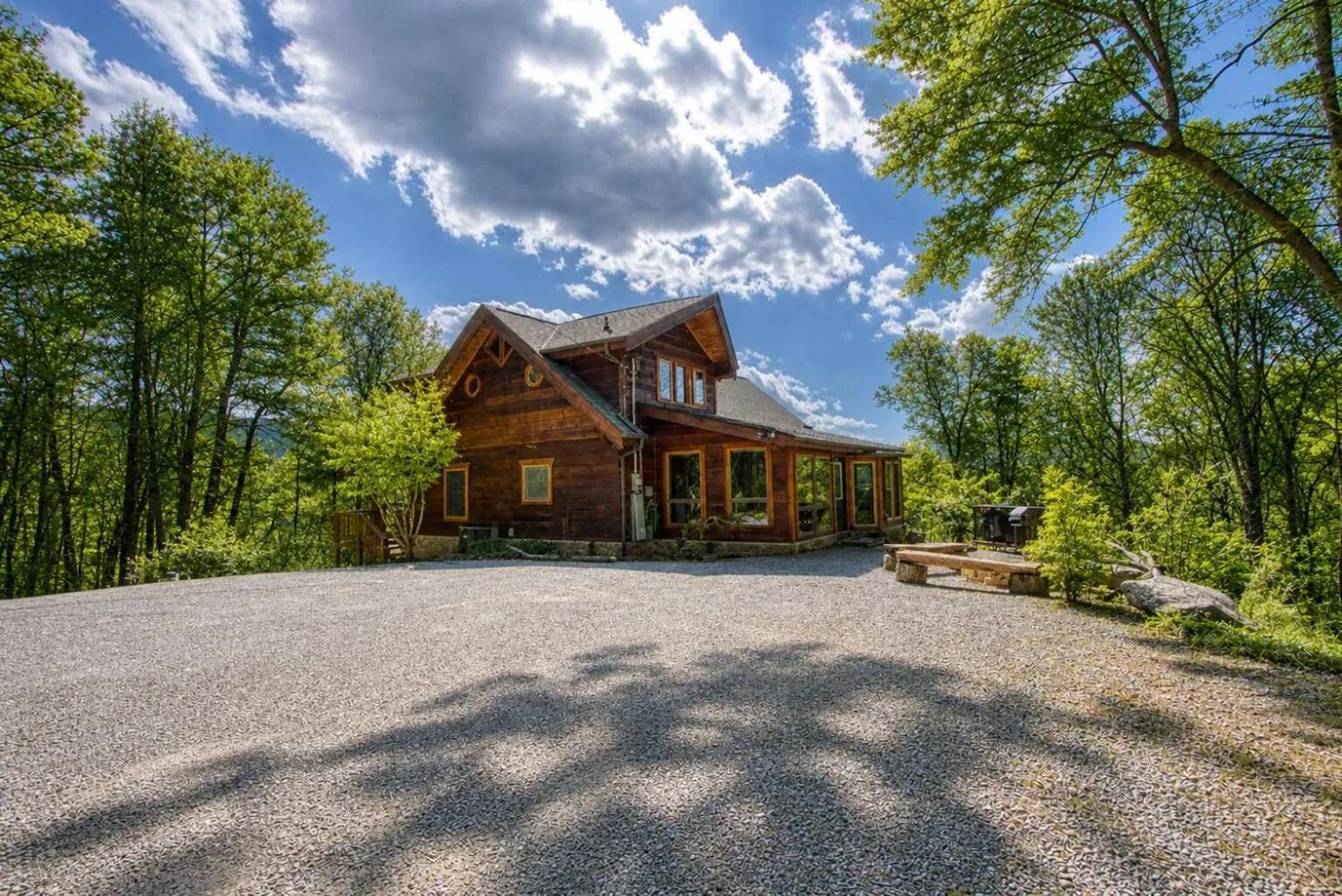 Livin' Lodge, Hot Tub, WIFI, 560 FREE tickets each paid day, Pool Table, WIFI!