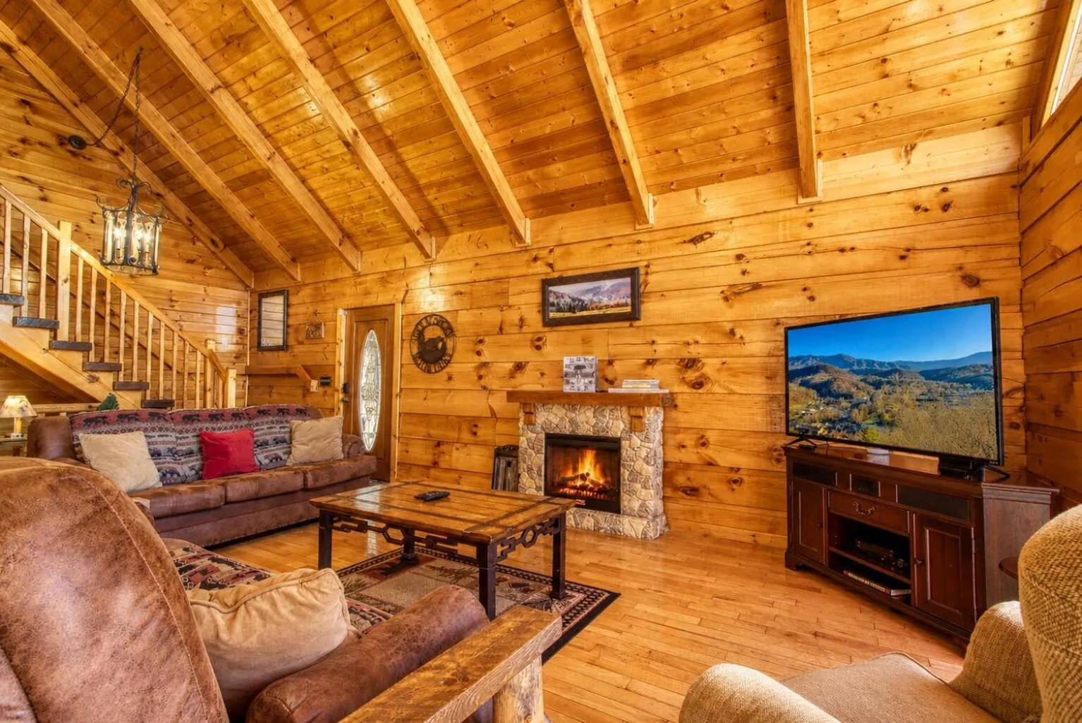 Livin' Lodge, Hot Tub, WIFI, 560 FREE tickets each paid day, Pool Table, WIFI!