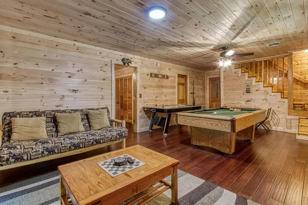 Livin' Lodge, Hot Tub, WIFI, 560 FREE tickets each paid day, Pool Table, WIFI!