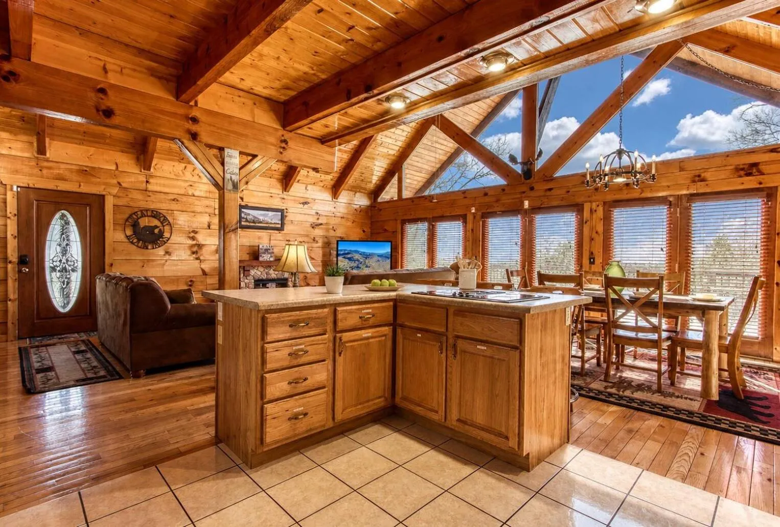 Livin' Lodge, Hot Tub, WIFI, 560 FREE tickets each paid day, Pool Table, WIFI!