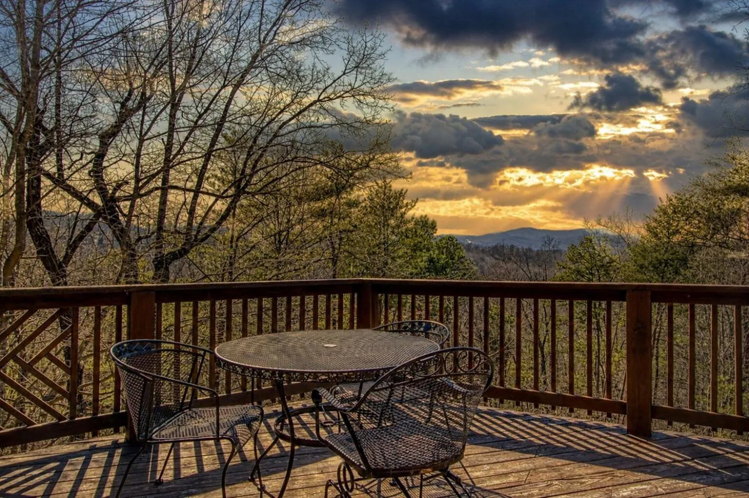 Livin' Lodge, Hot Tub, WIFI, 560 FREE tickets each paid day, Pool Table, WIFI!