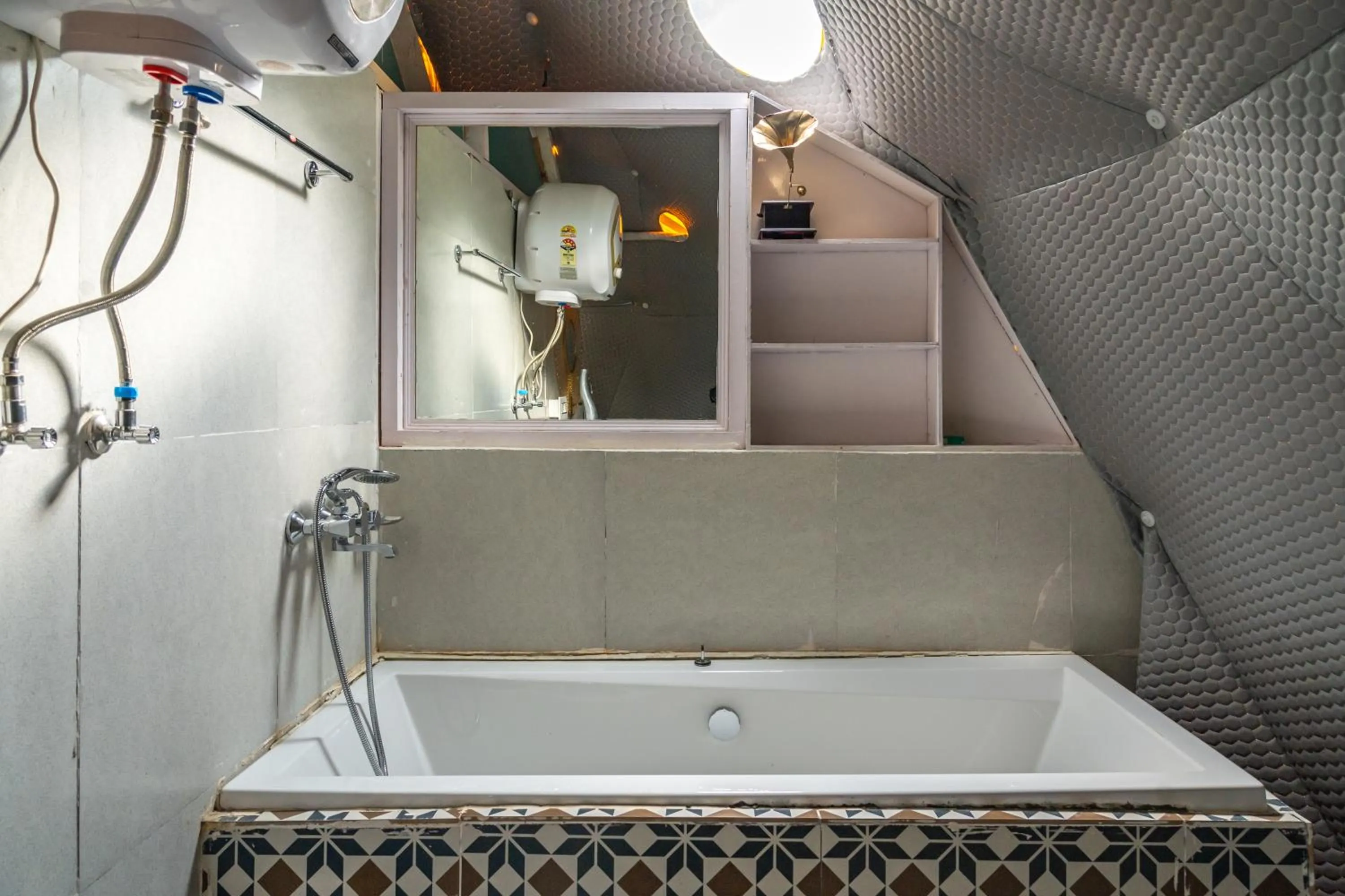 Bath in Whoopers Boutique Resort Jibhi