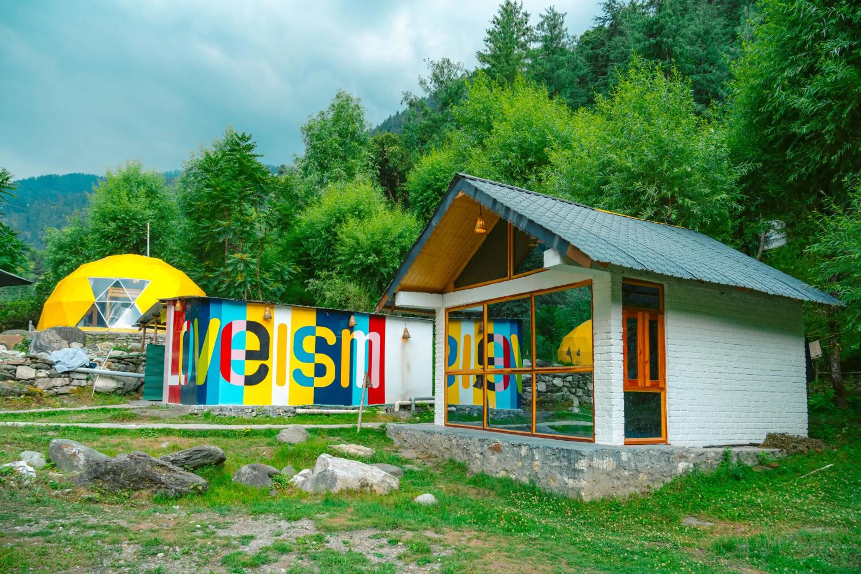 Property building in Whoopers Boutique Resort Jibhi