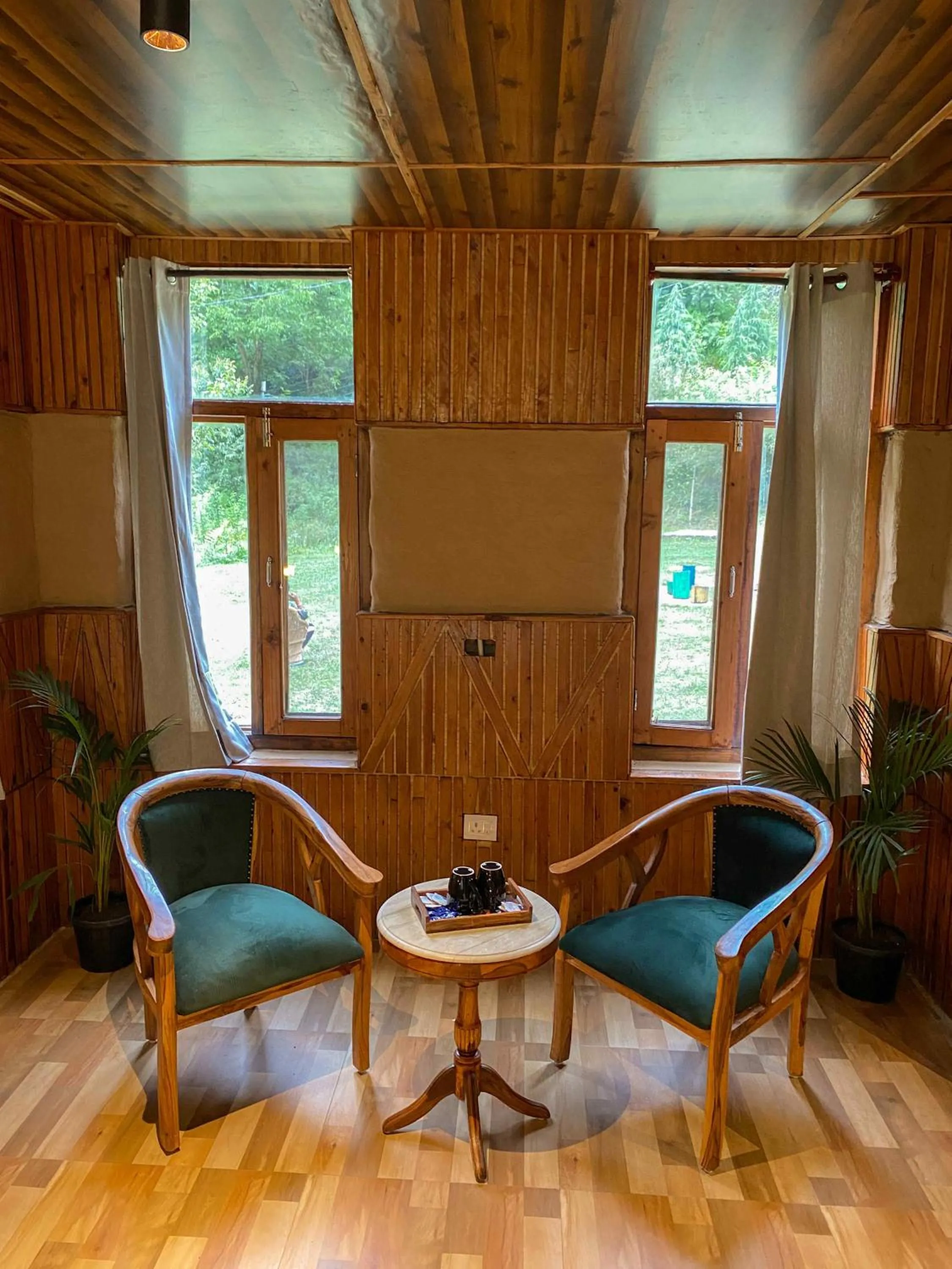 Seating area in Whoopers Boutique Resort Jibhi