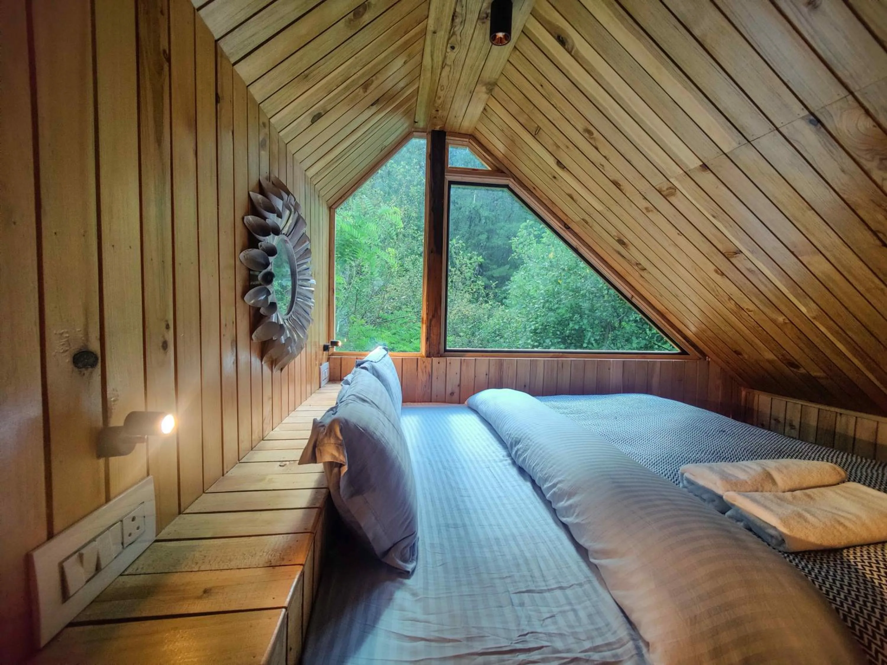 Bed in Whoopers Boutique Resort Jibhi