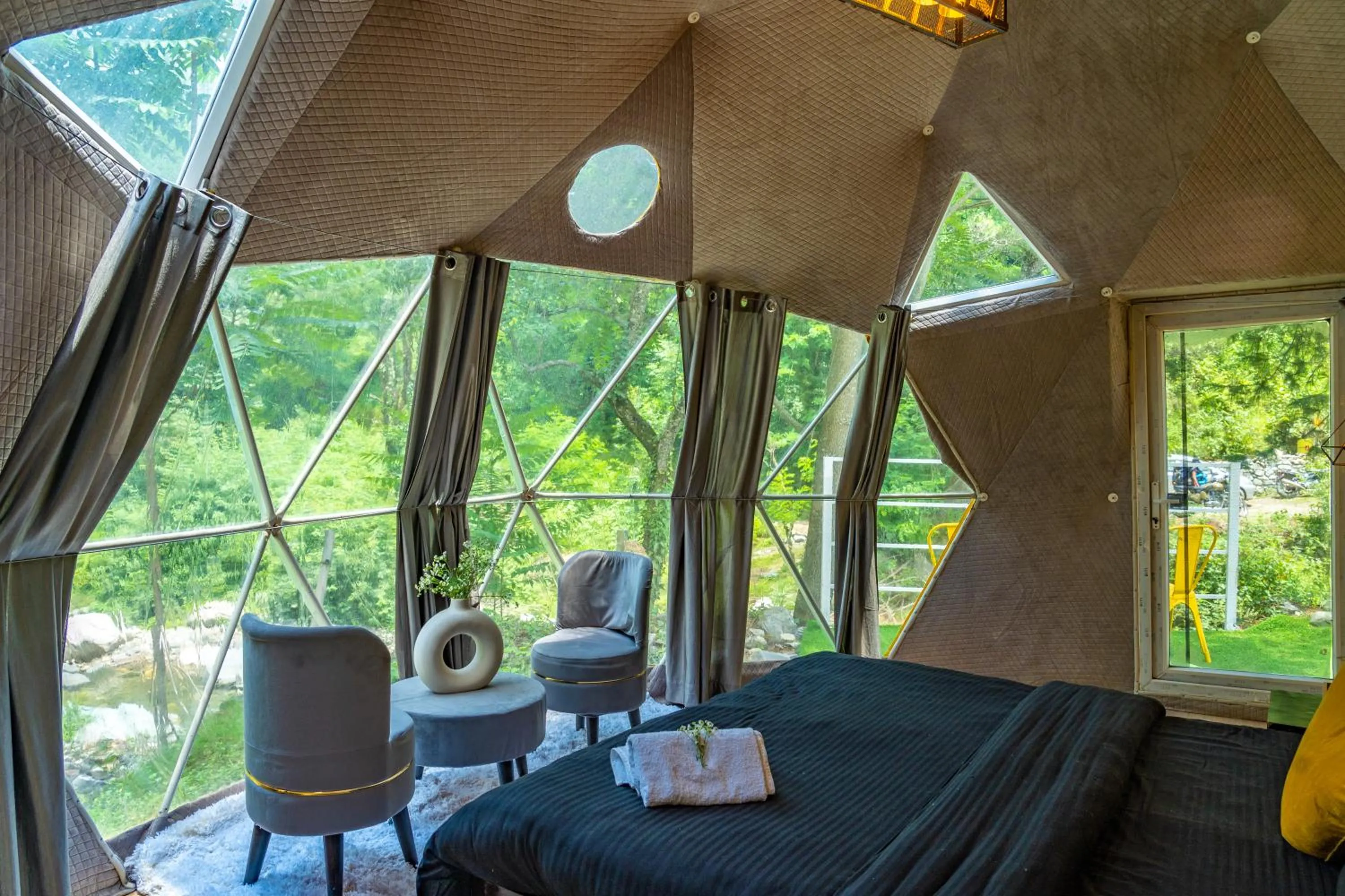 Bedroom in Whoopers Boutique Resort Jibhi