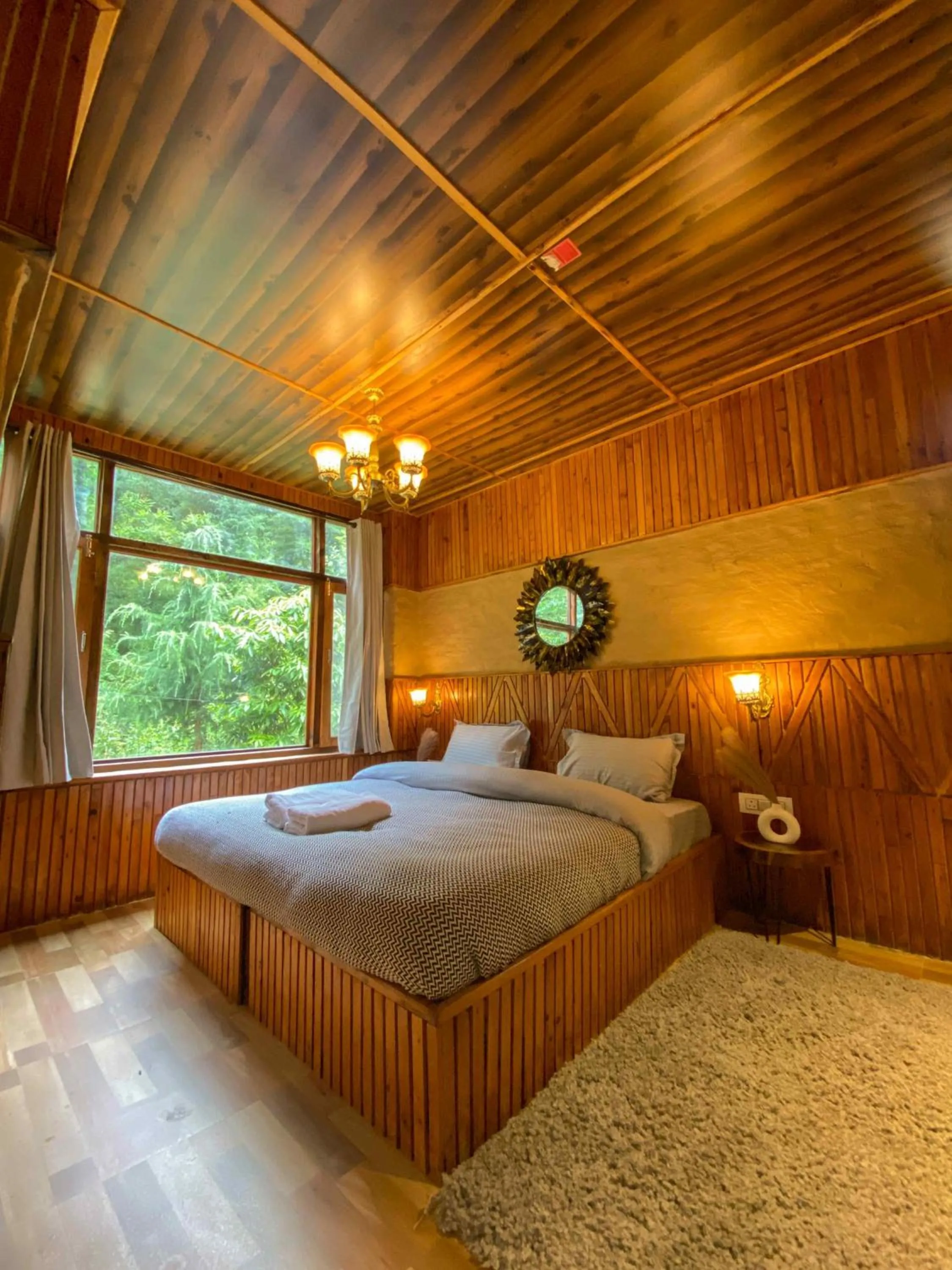 Photo of the whole room, Bed in Whoopers Boutique Resort Jibhi