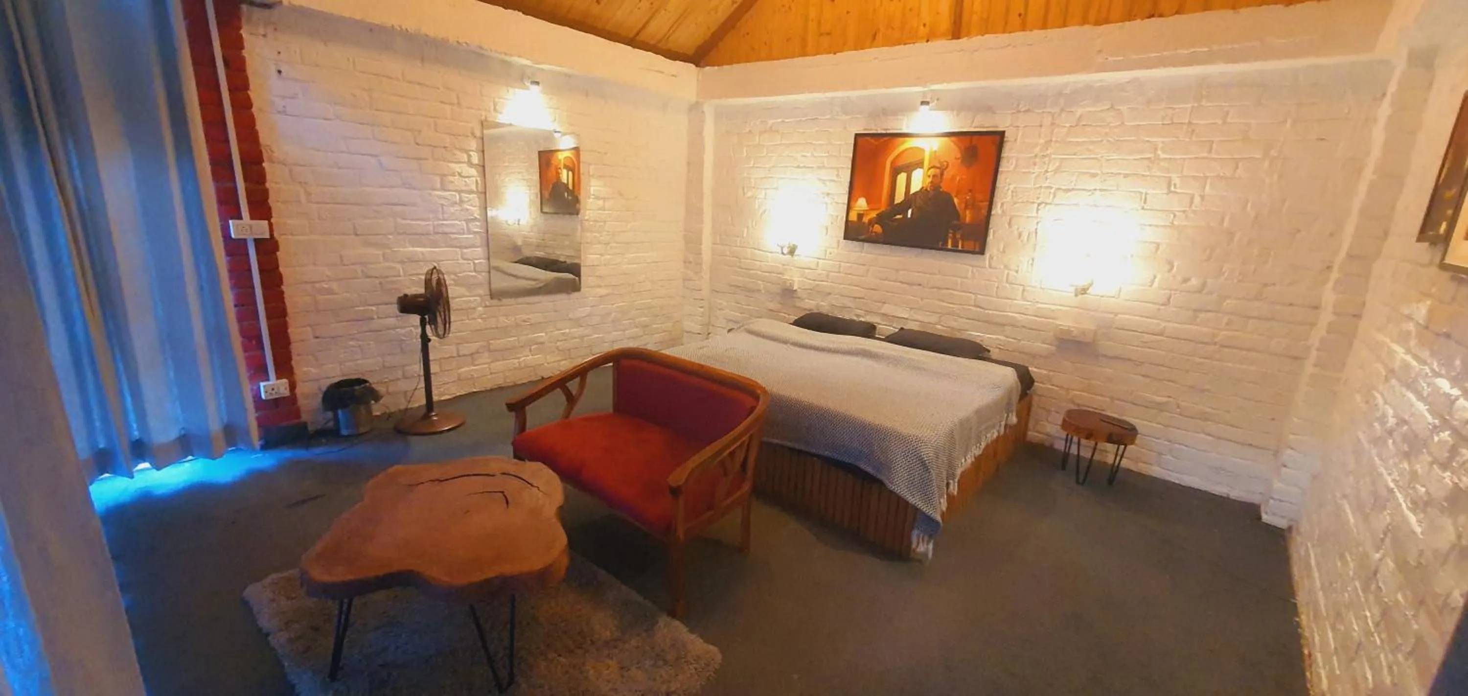 Bed in Whoopers Boutique Resort Jibhi