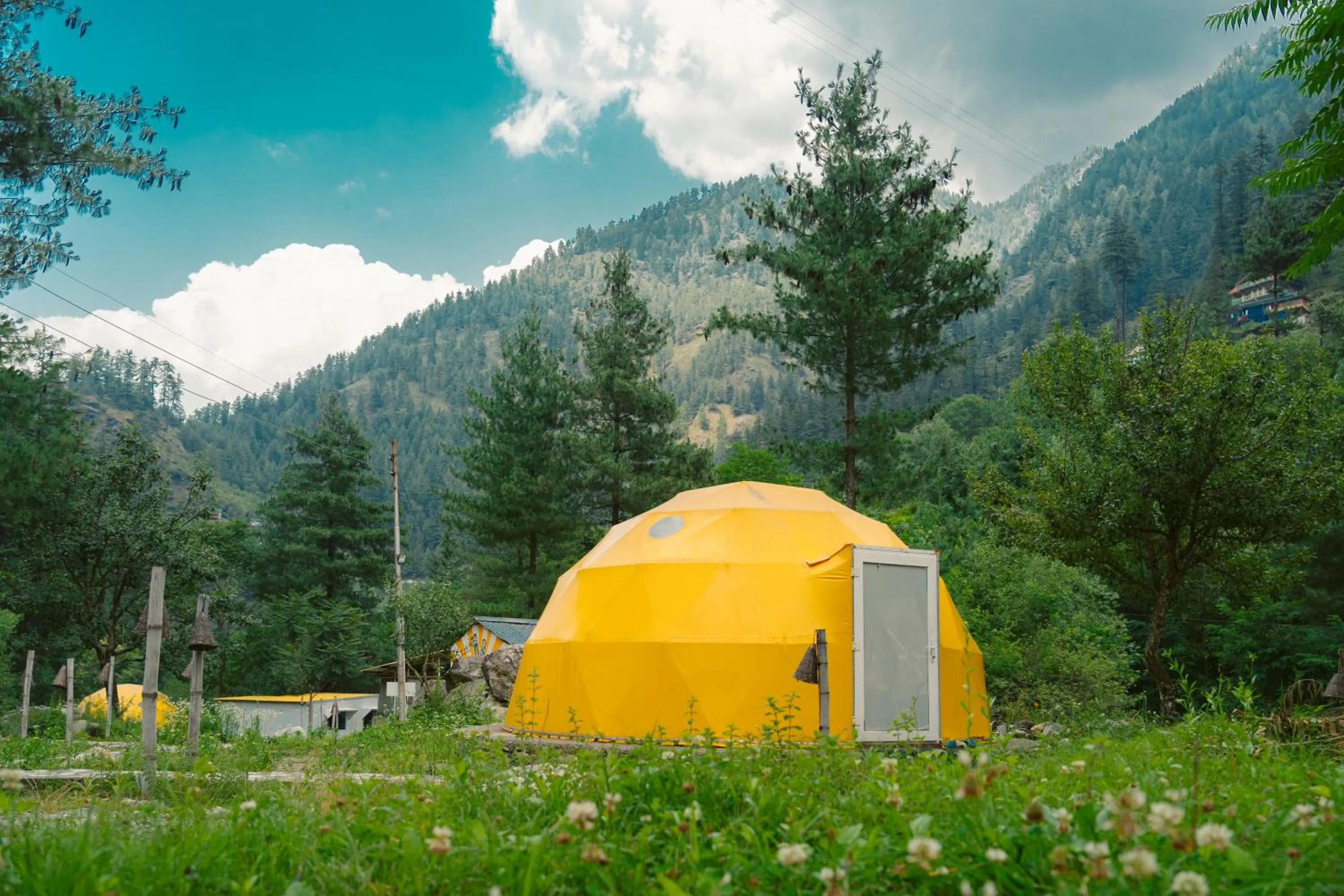 Property building in Whoopers Boutique Resort Jibhi