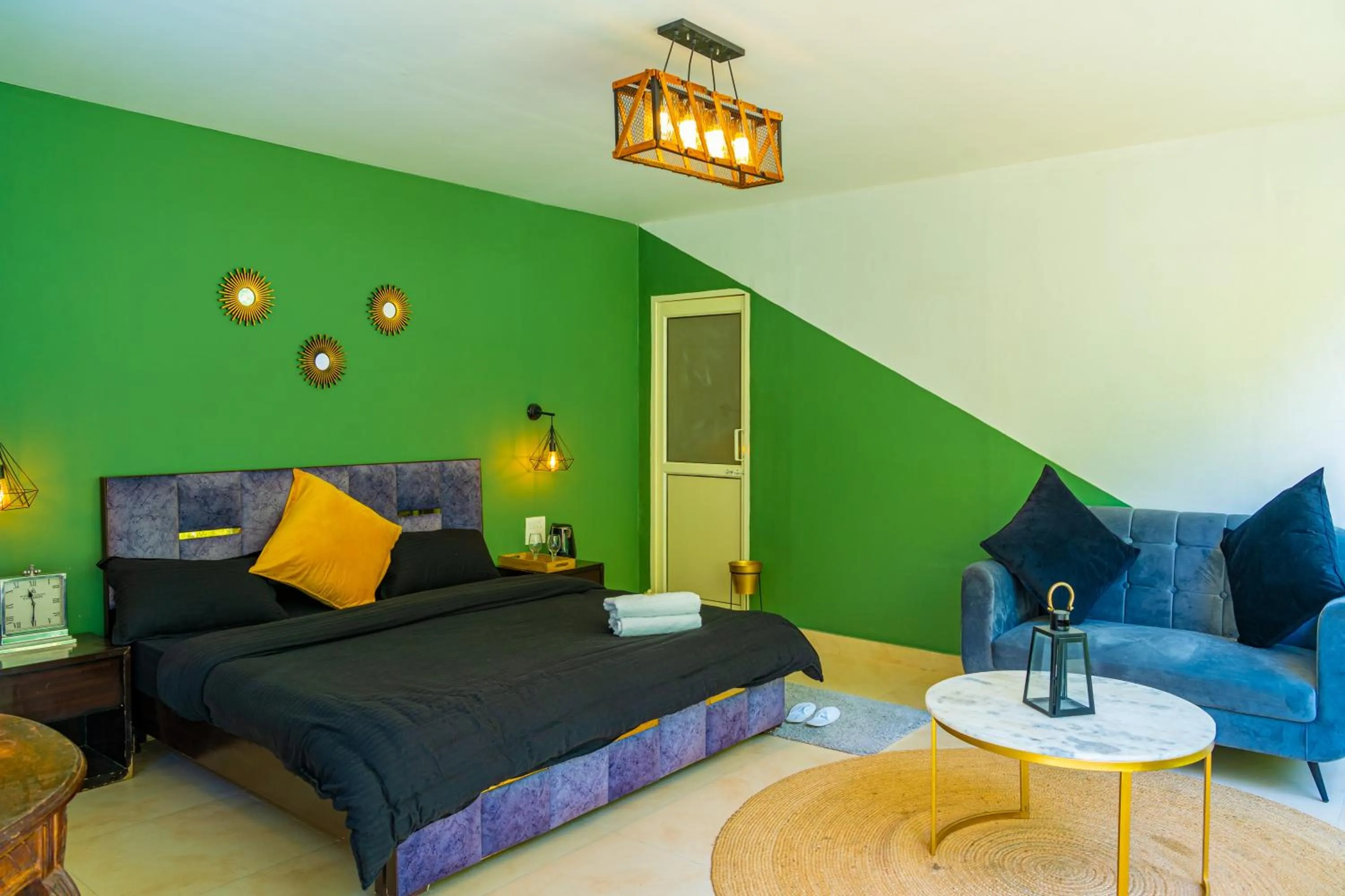 Bedroom, Bed in Whoopers Boutique Resort Jibhi