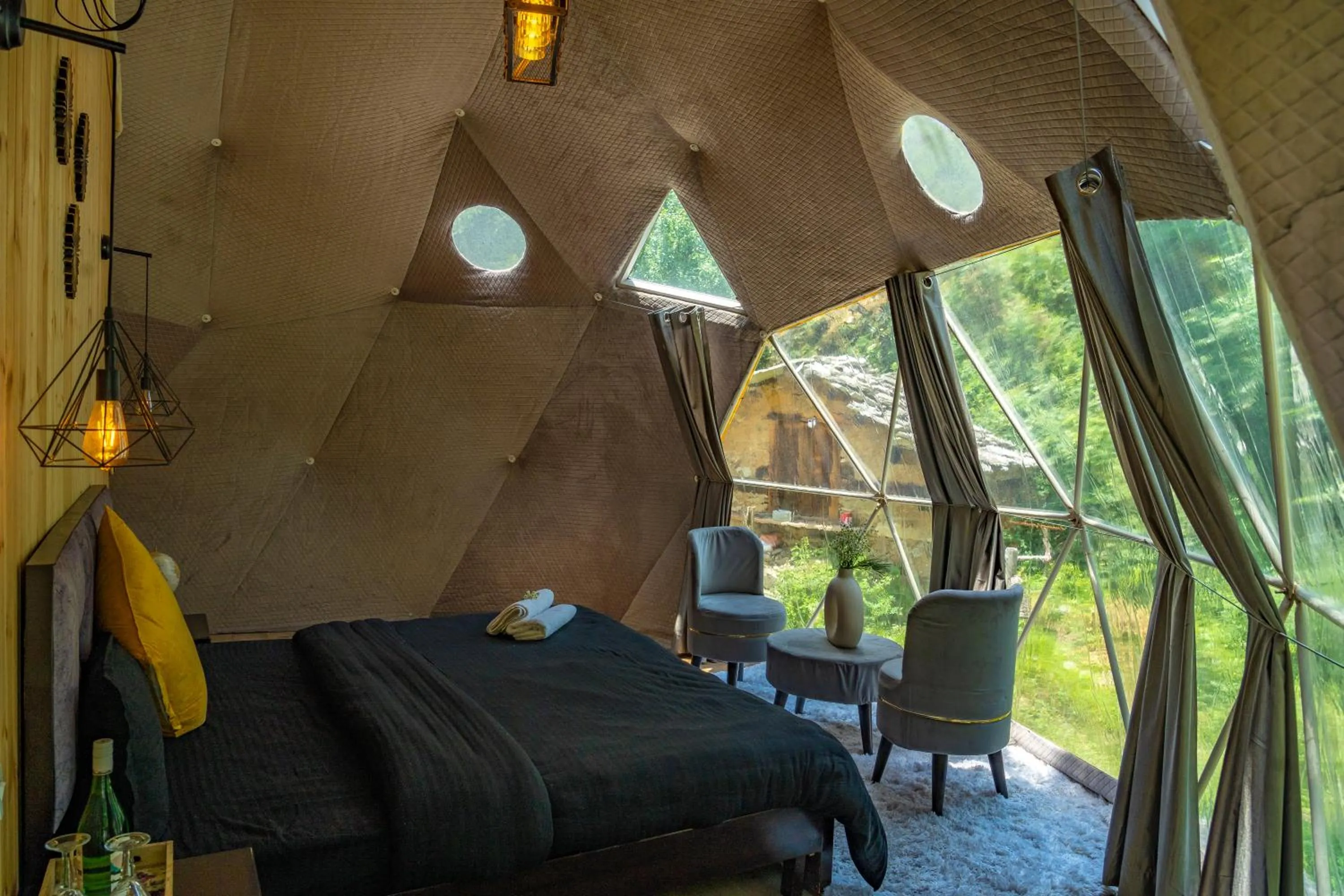 Bedroom in Whoopers Boutique Resort Jibhi