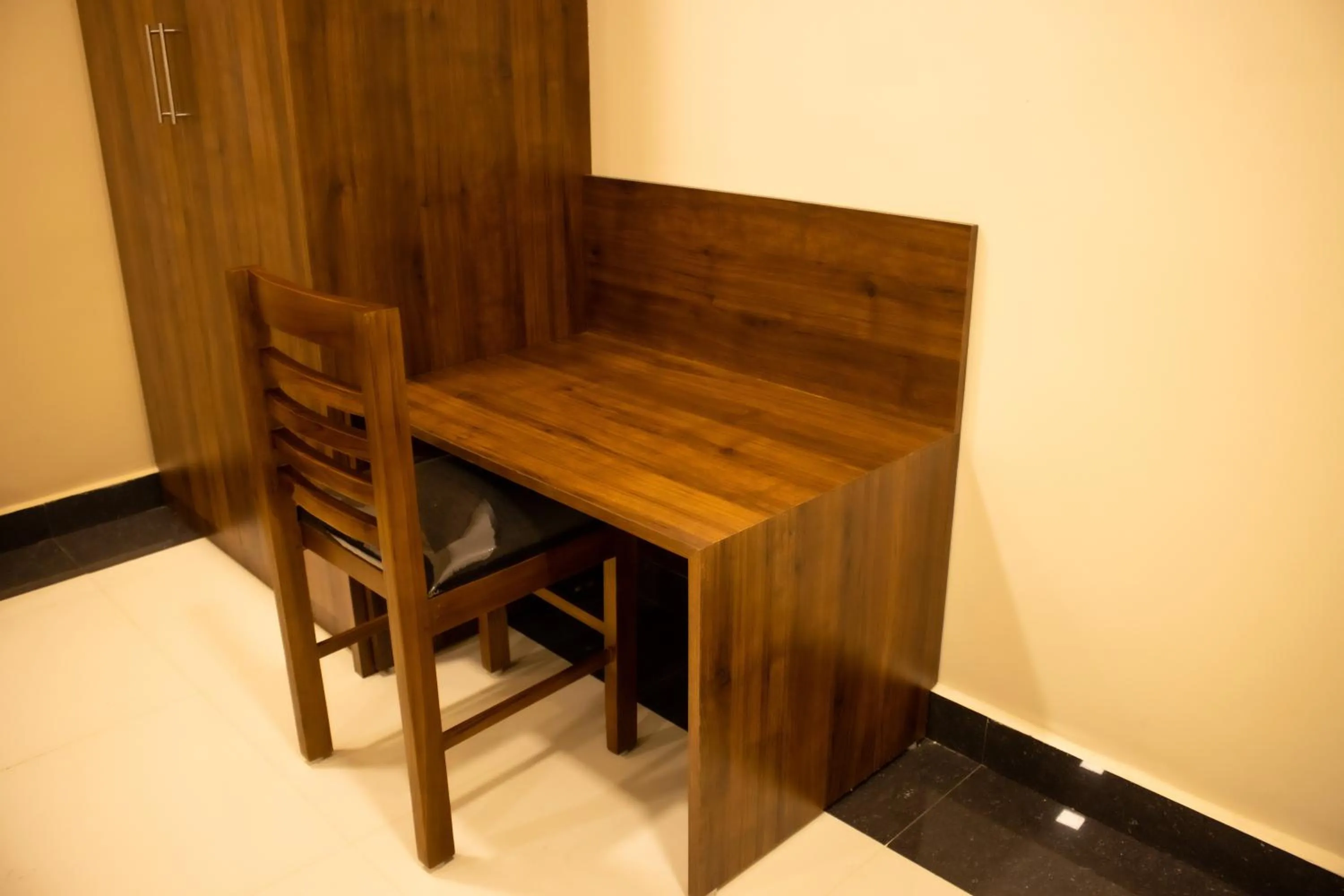 hair dresser in Faiz Residency