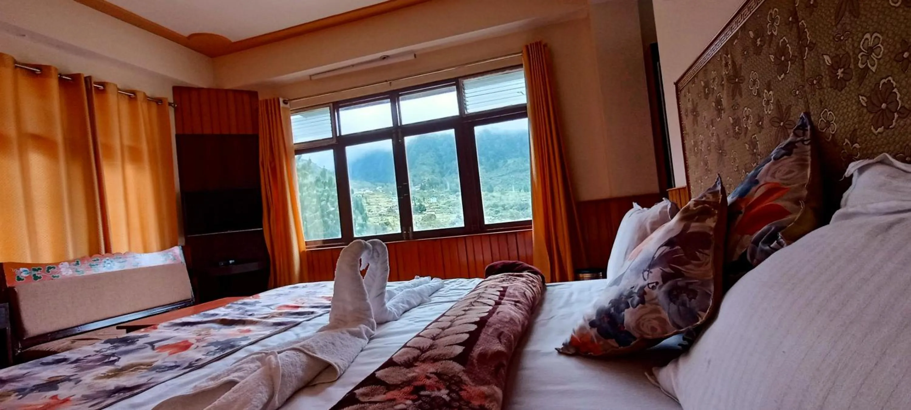 View (from property/room), Bed in Le Coxy Resort Lachung