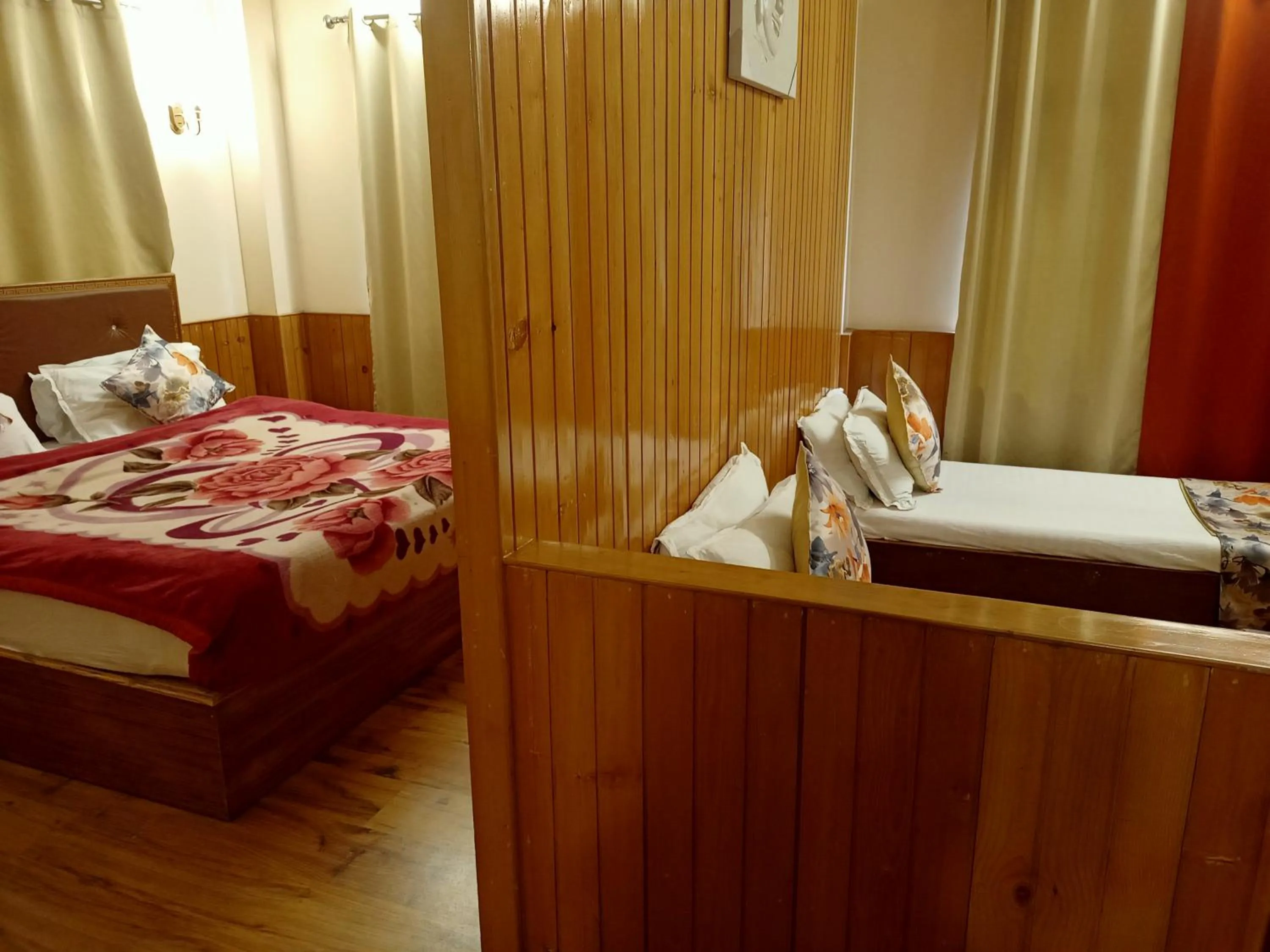 Photo of the whole room, Bed in Le Coxy Resort Lachung