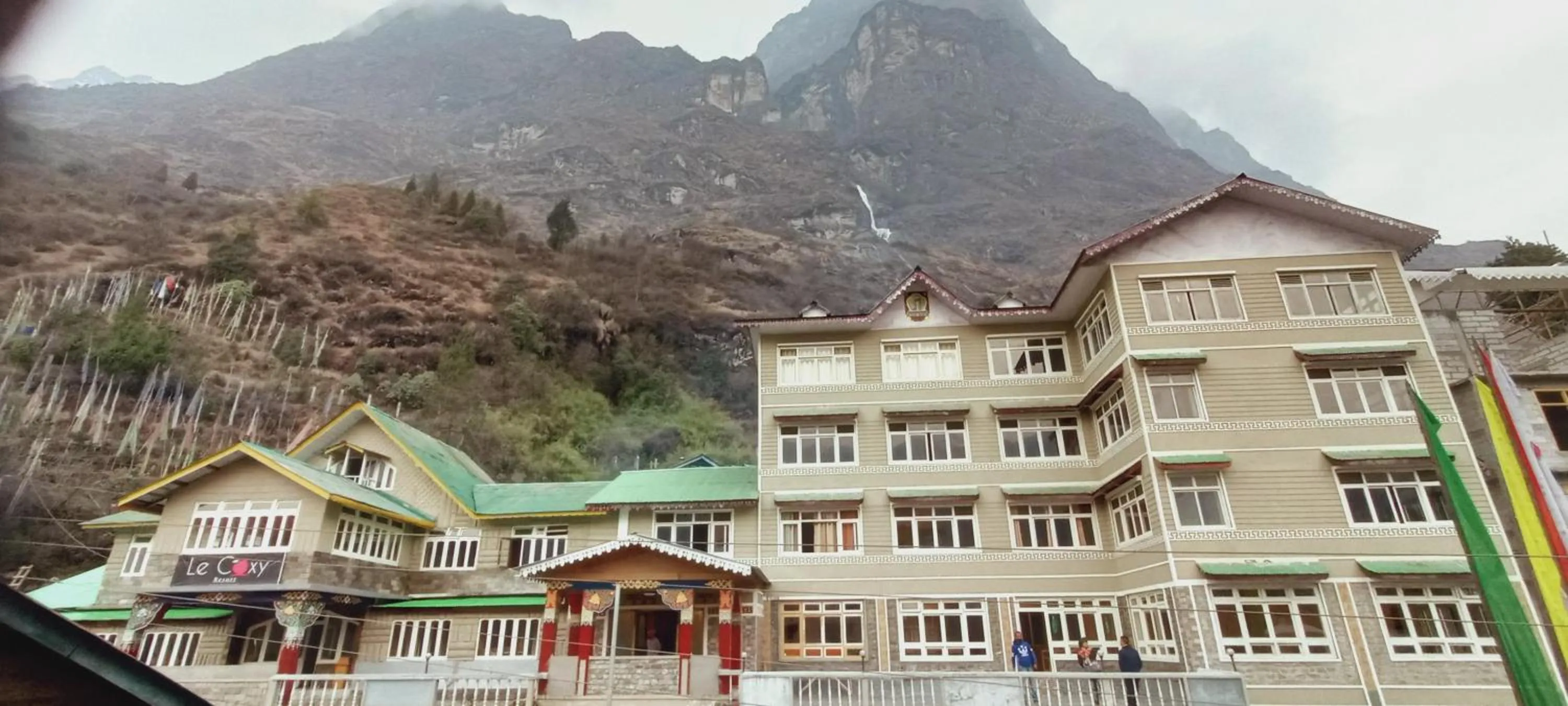 Property building in Le Coxy Resort Lachung