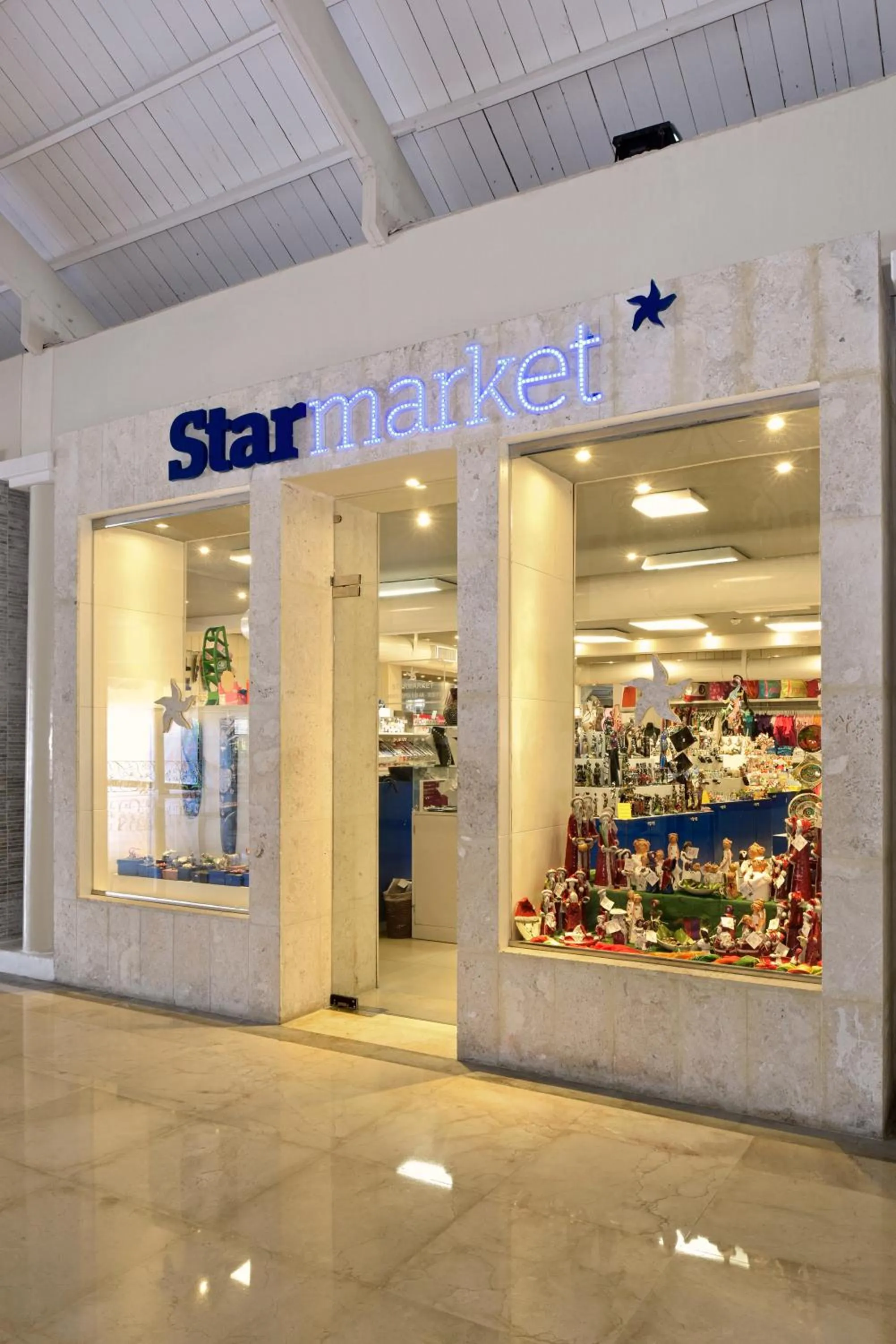 On-site shops in Iberostar Waves Dominicana - All Inclusive