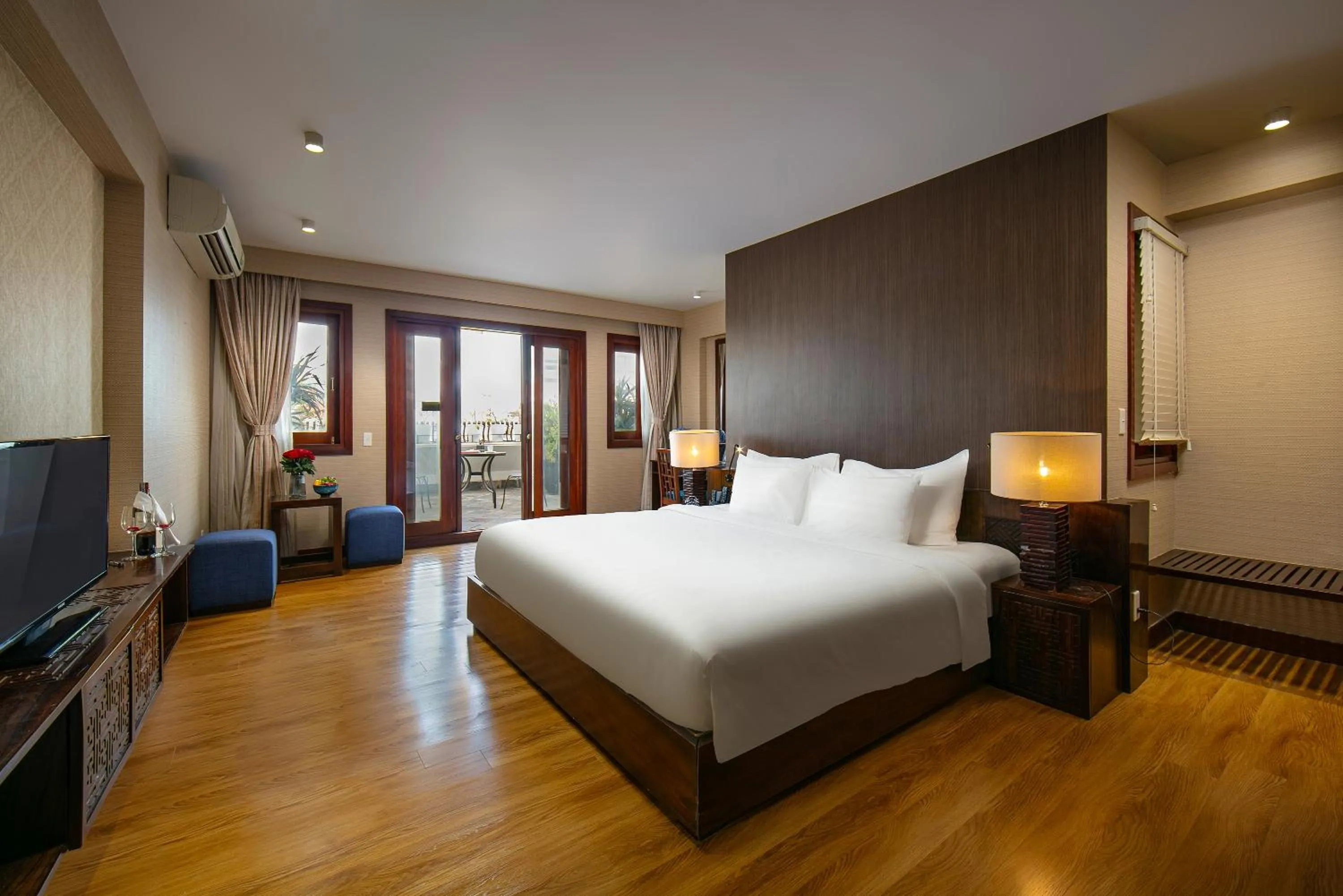 TV and multimedia, Bed in Oriental Suites Hotel & Spa