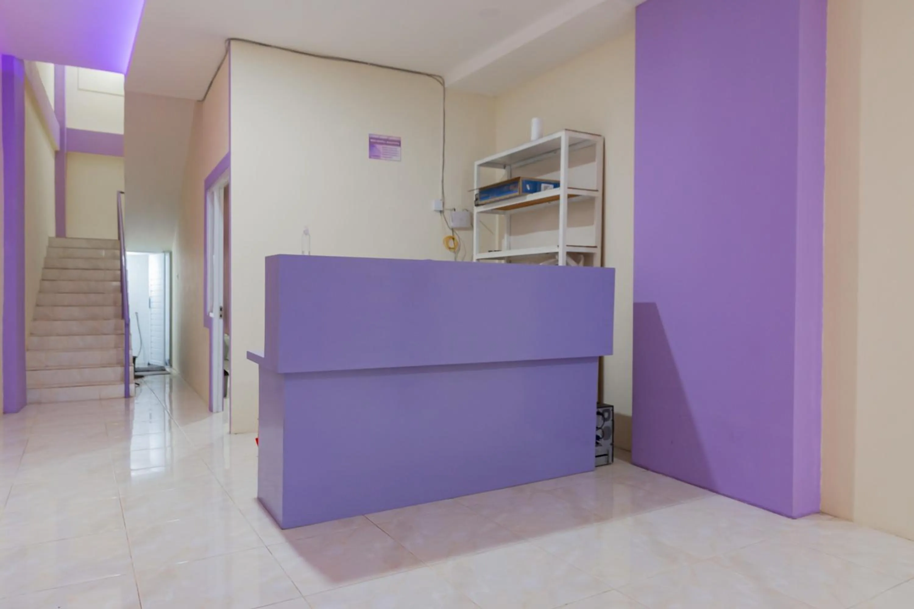 Lobby or reception in RedDoorz near Trans Studio Bandung 3