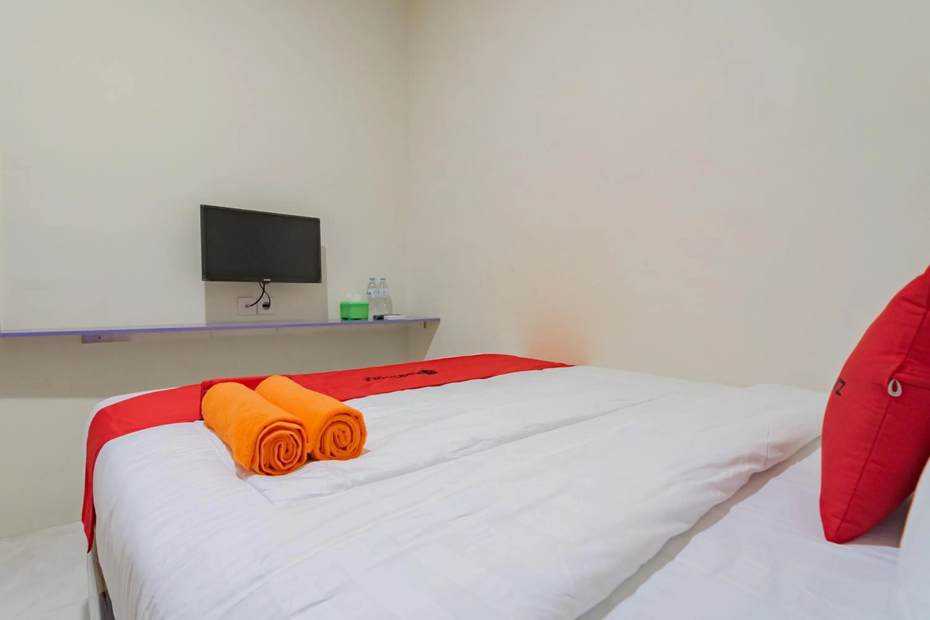 Bed in RedDoorz near Trans Studio Bandung 3