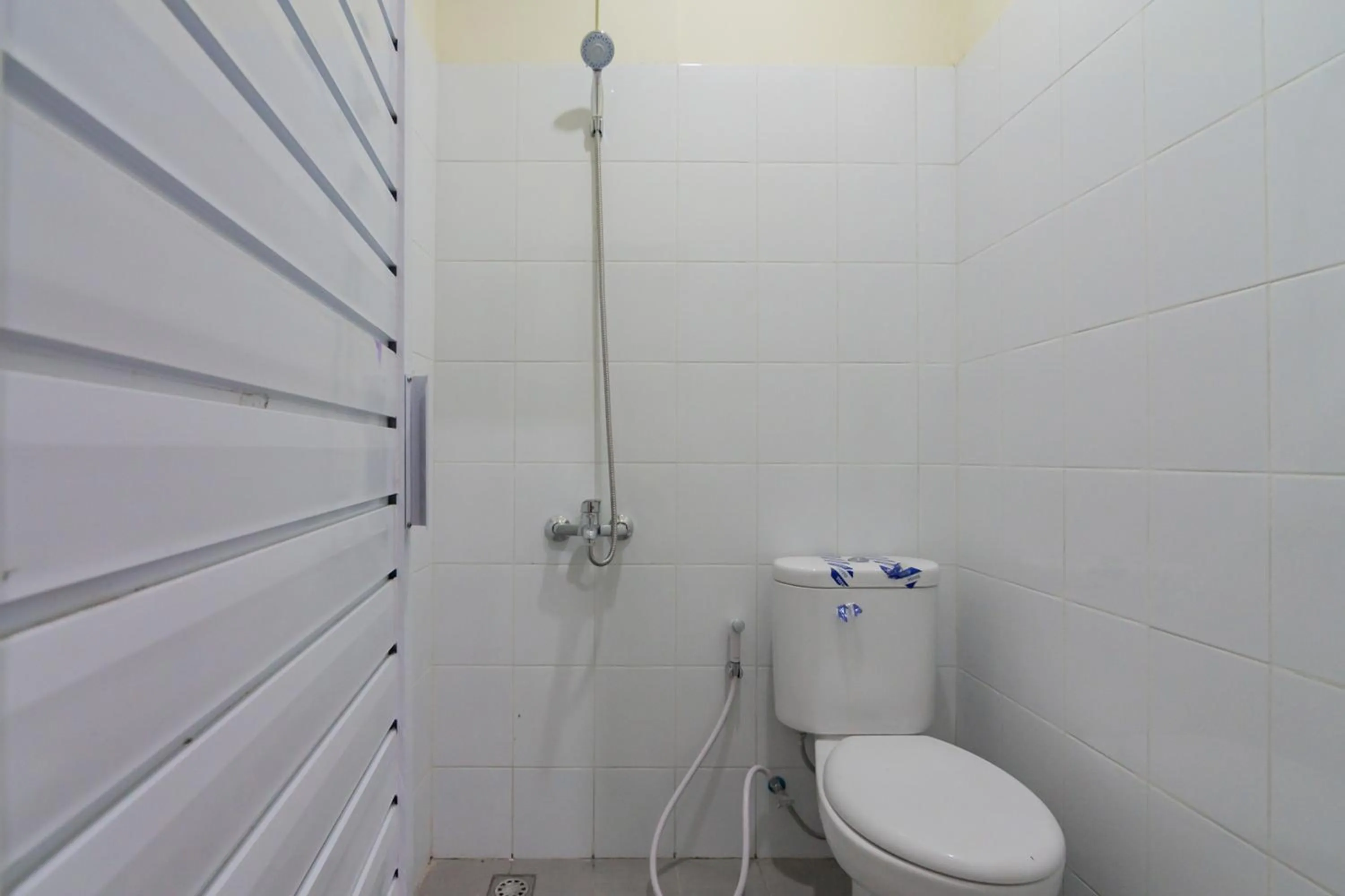 Bathroom in RedDoorz near Trans Studio Bandung 3