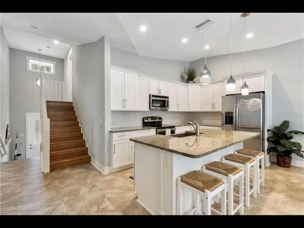 AMI/Holmes Beach - 3/2 Home - Private Heated Pool and Yard - walk to beach