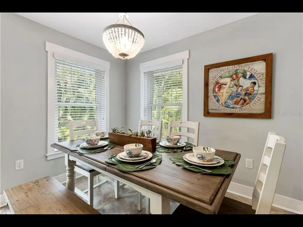 AMI/Holmes Beach - 3/2 Home - Private Heated Pool and Yard - walk to beach