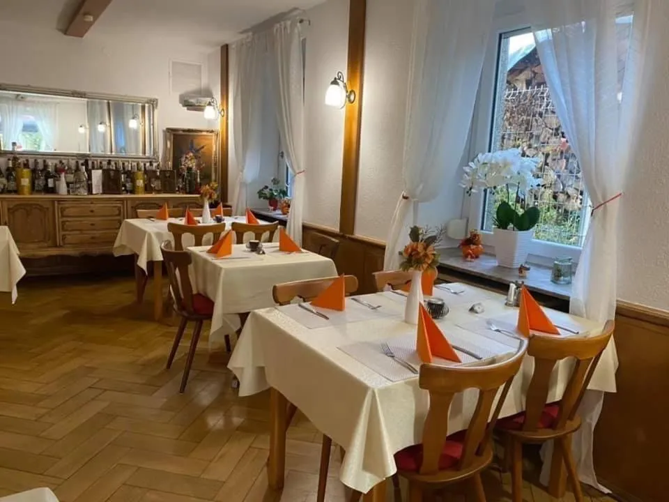 Restaurant/places to eat in Hotel 7 Winden