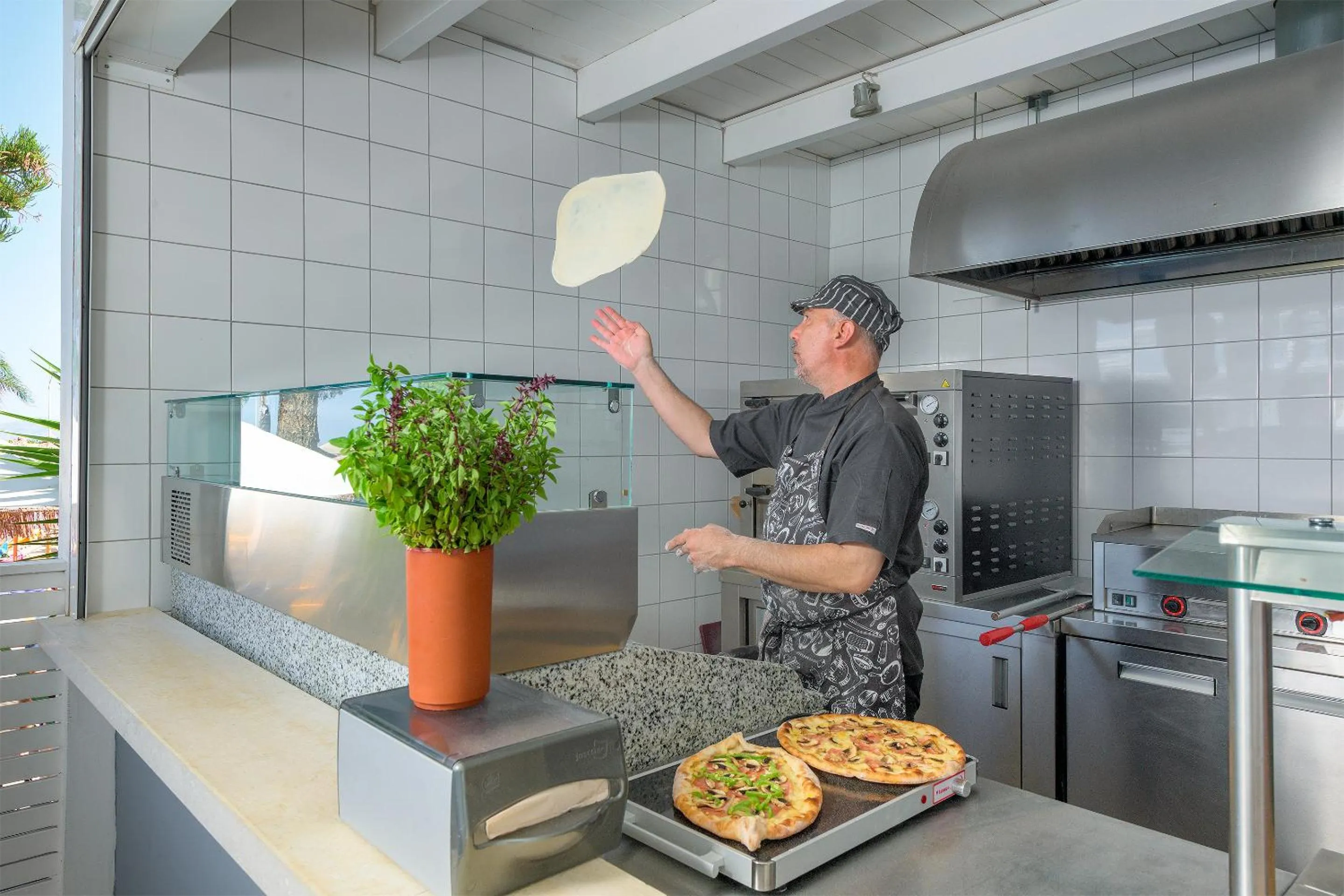 Restaurant/places to eat in Oceanis Beach Hotel