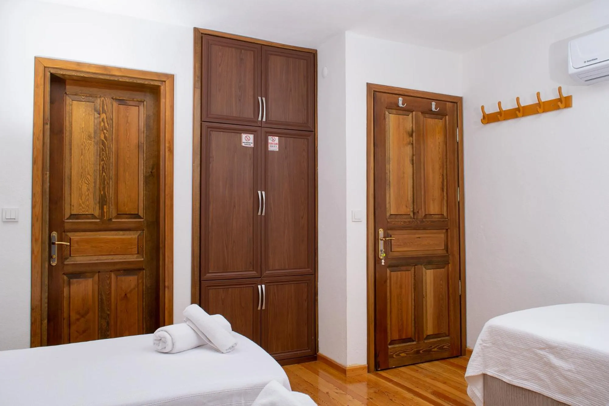 wardrobe, Bed in Flores Hotel Alaçatı