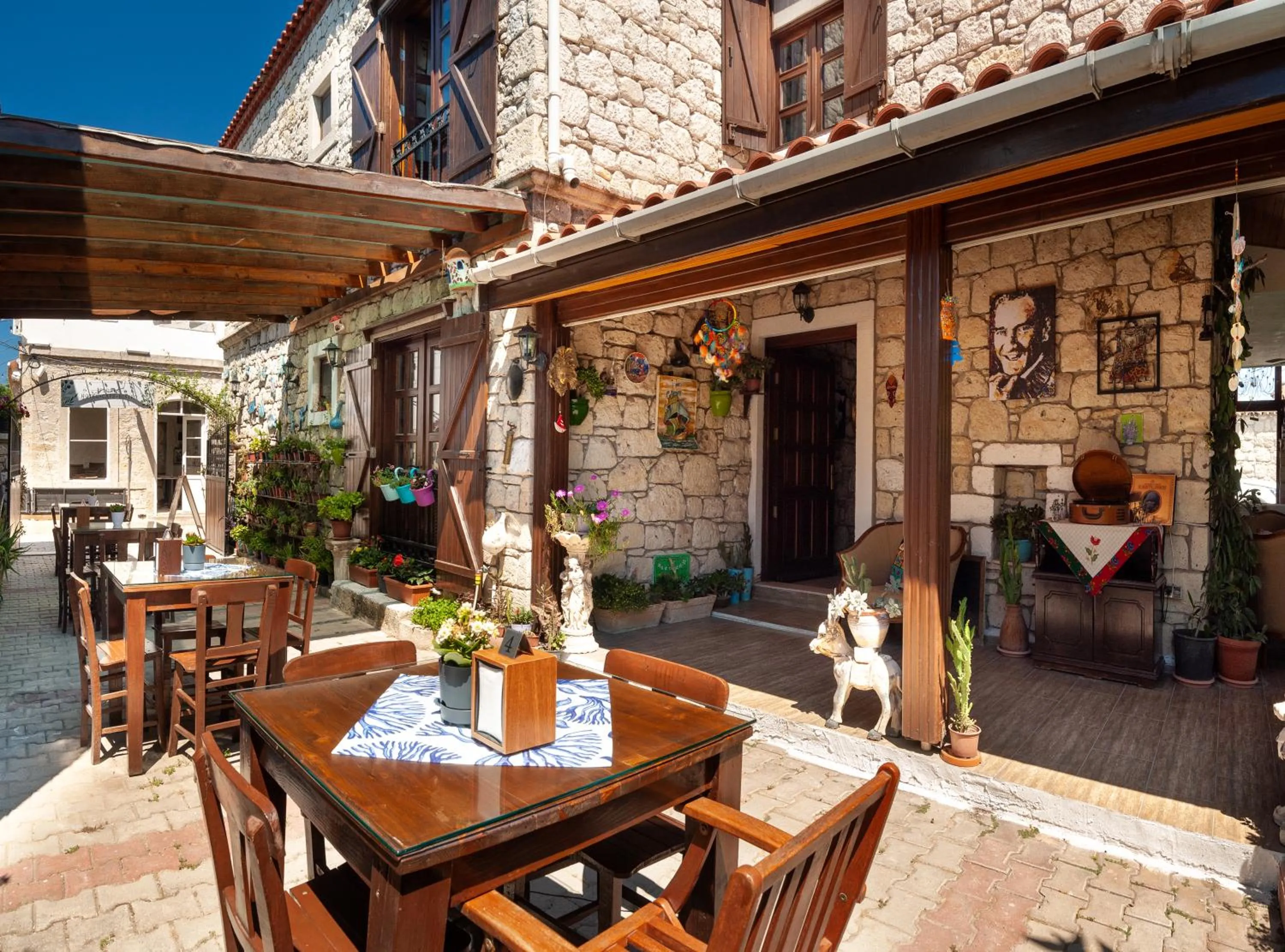 Restaurant/places to eat in Flores Hotel Alaçatı