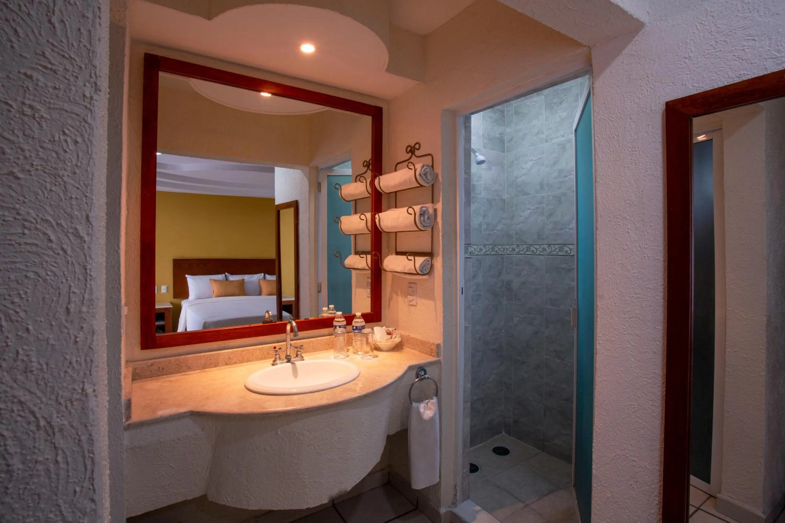 Bathroom, Bed in Hotel Arcos Aeropuerto