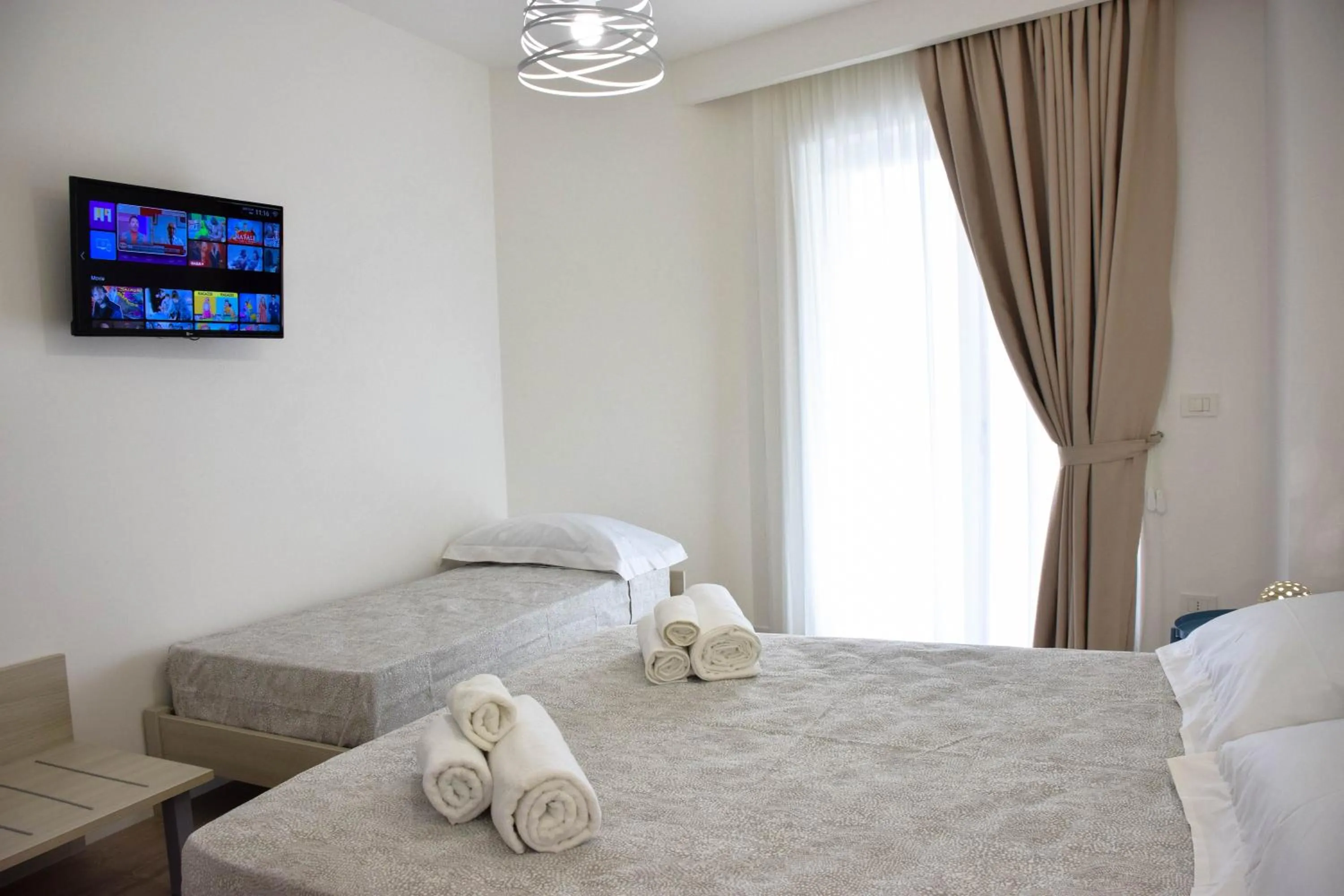 TV and multimedia, Bed in Accòmodati - Camere e Appartamenti