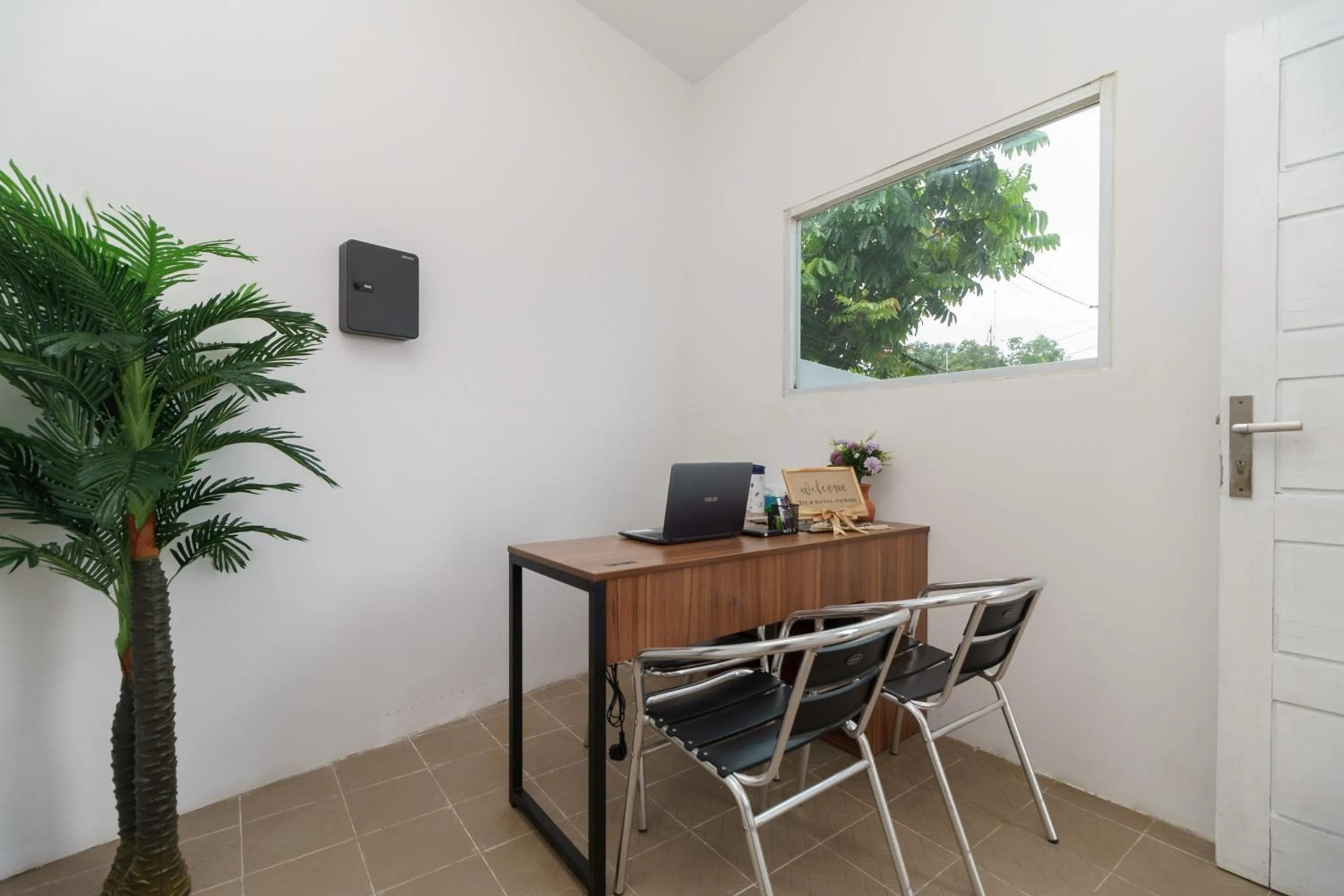 Lobby or reception in RedDoorz @ Jalan Demang Lebar Raya Palembang