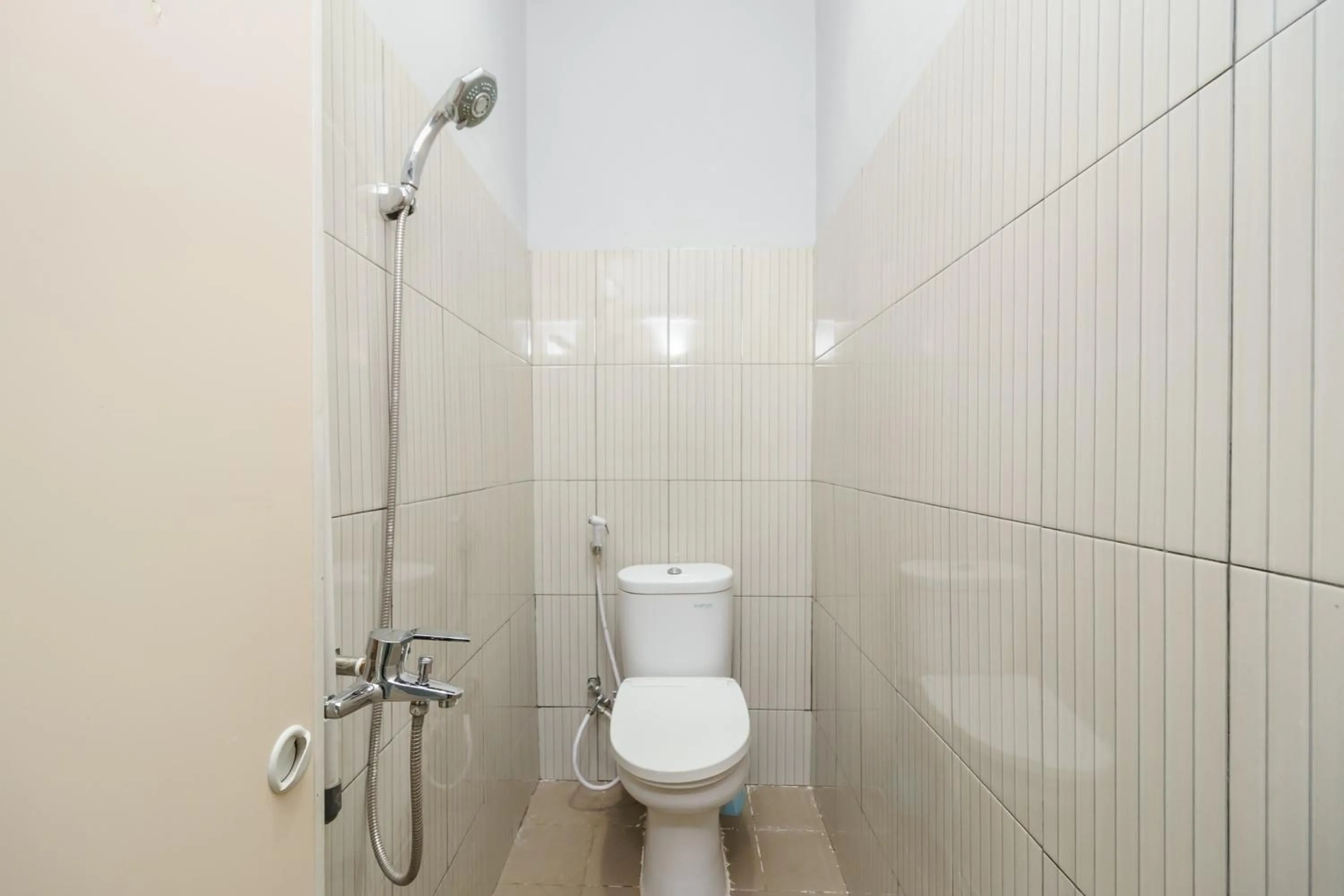 Bathroom in RedDoorz @ Jalan Demang Lebar Raya Palembang