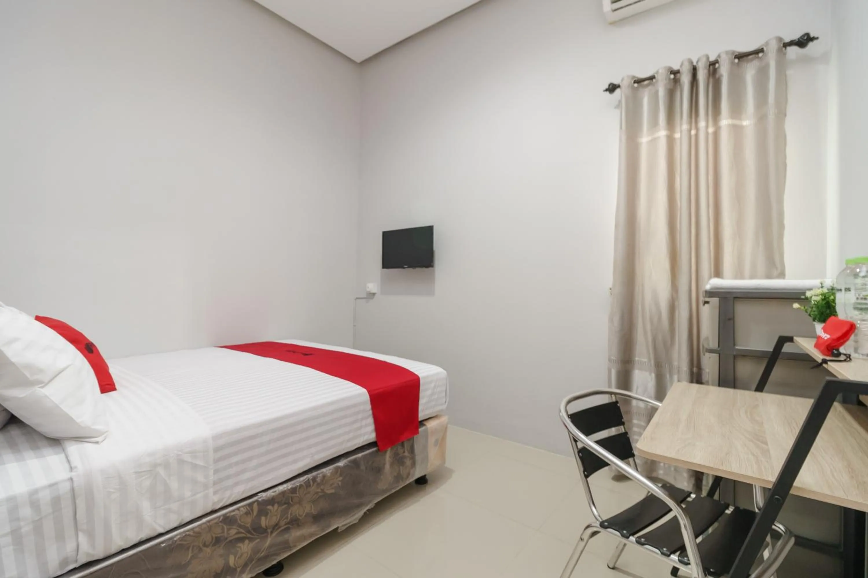 Bed in RedDoorz @ Jalan Demang Lebar Raya Palembang