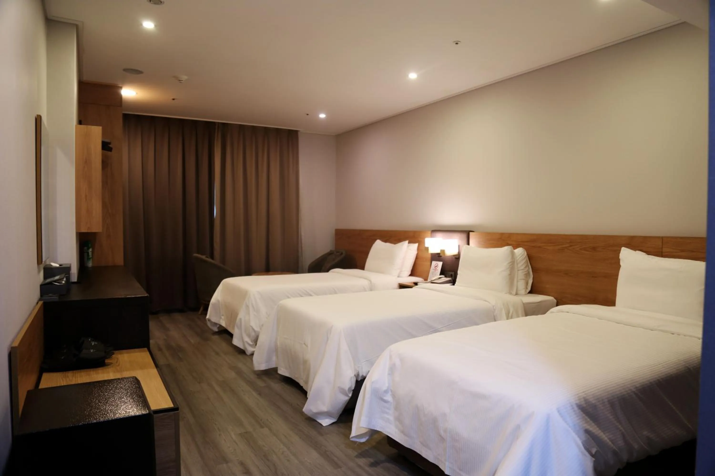 Photo of the whole room, Bed in Embledon Hotel