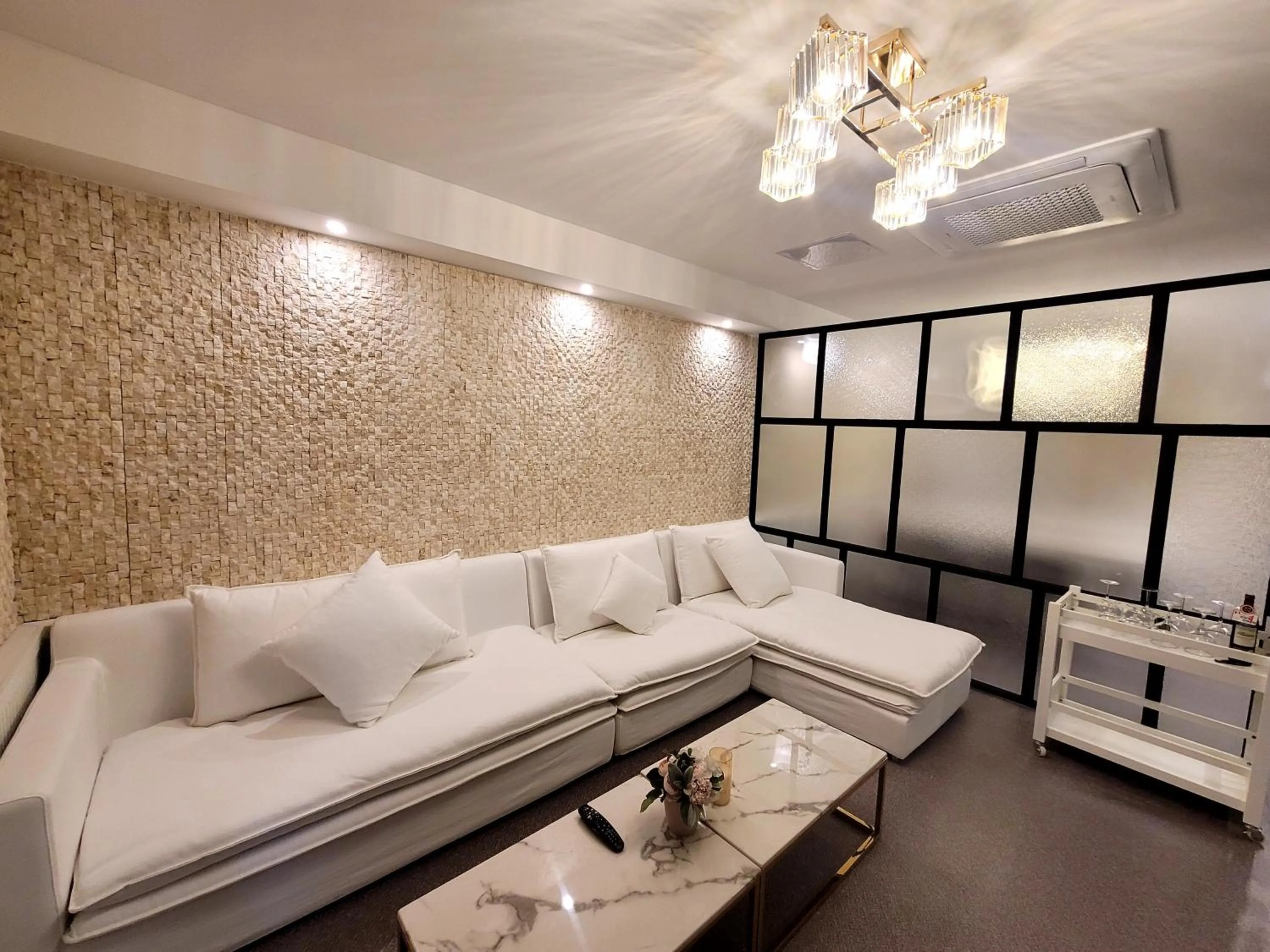 Living room in Embledon Hotel