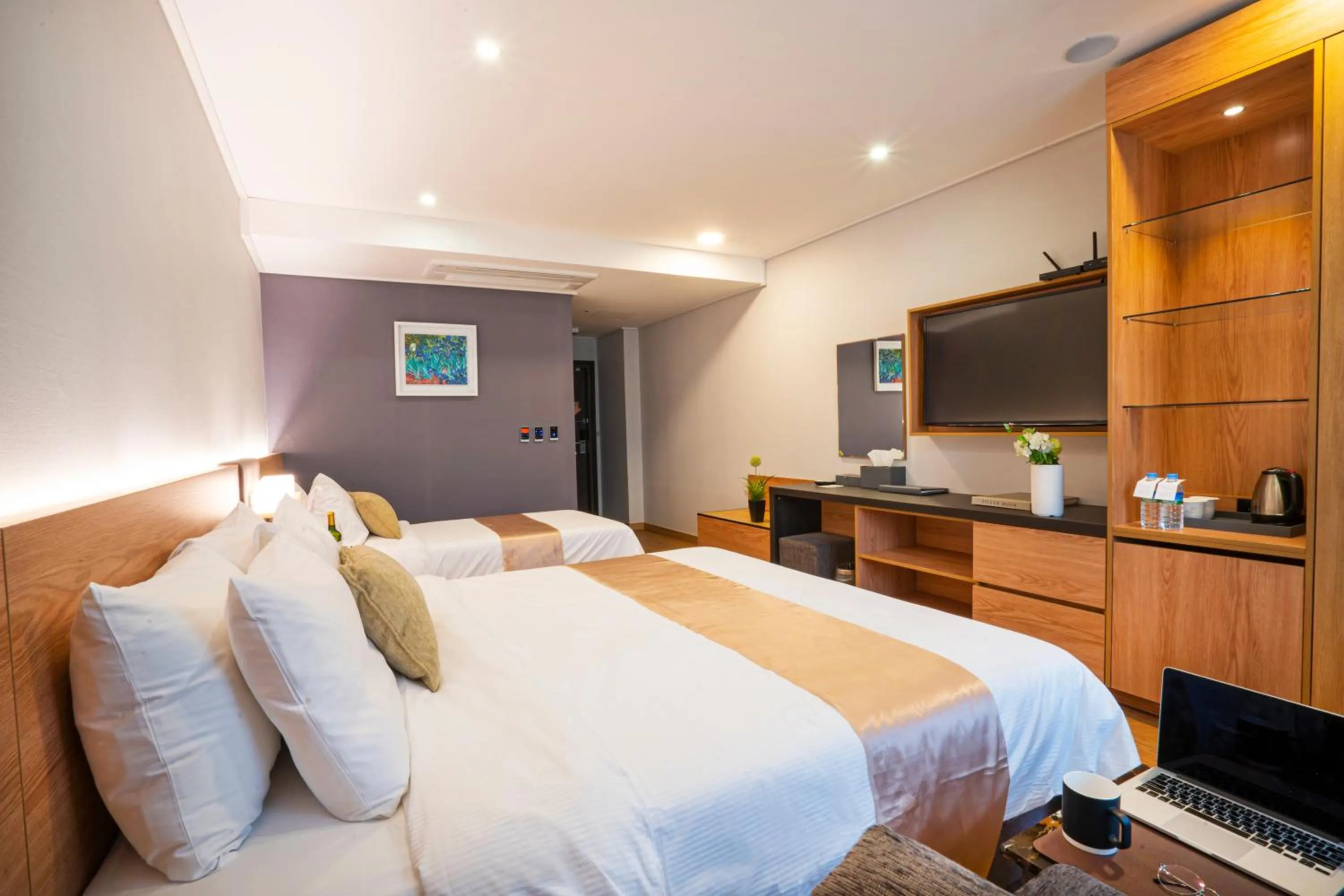 Photo of the whole room, Bed in Embledon Hotel